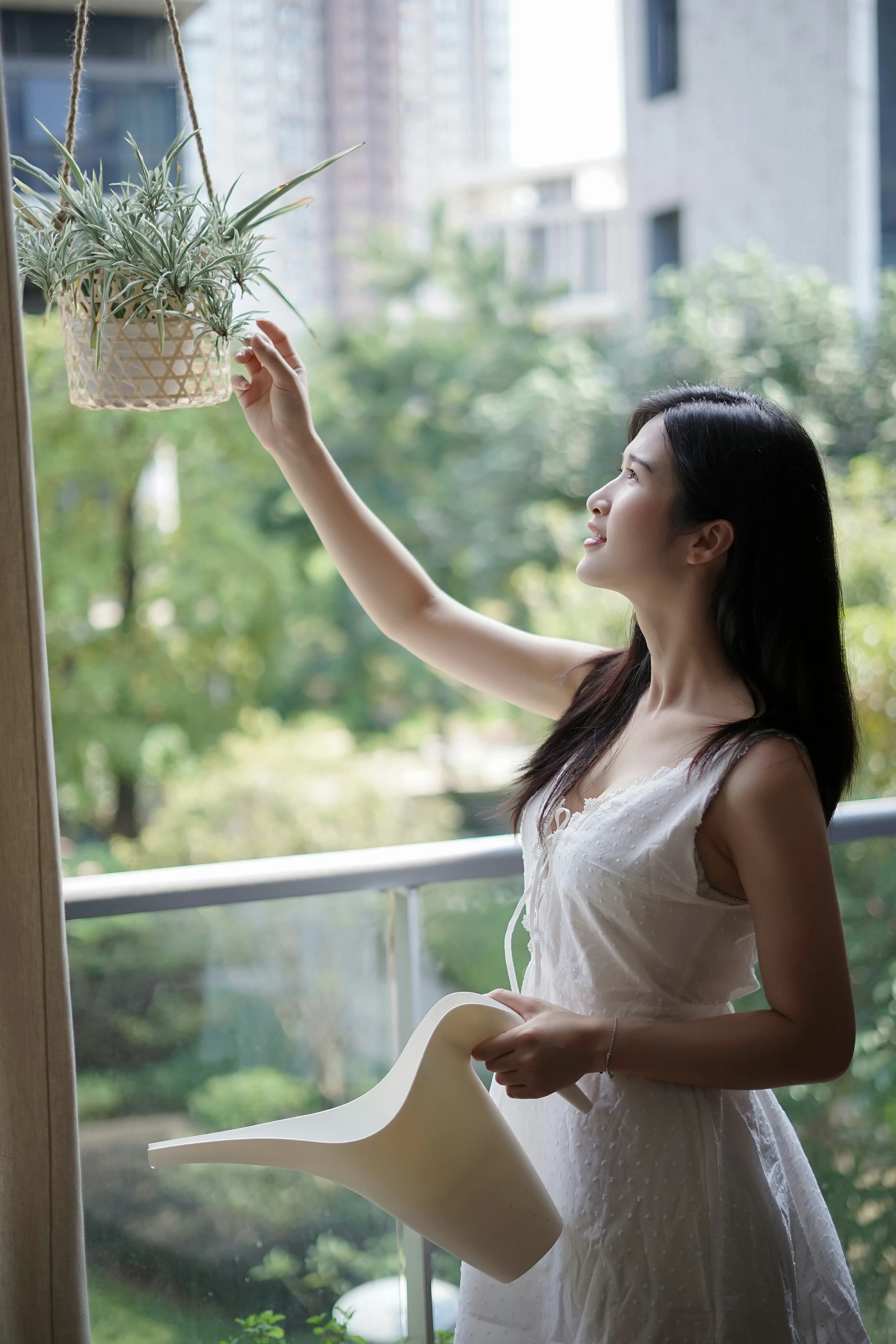 [YALAYI雅拉伊]NO.127 壹日 塔塔 白色吊带睡衣加蕾丝内衣性感私房写真集第3张