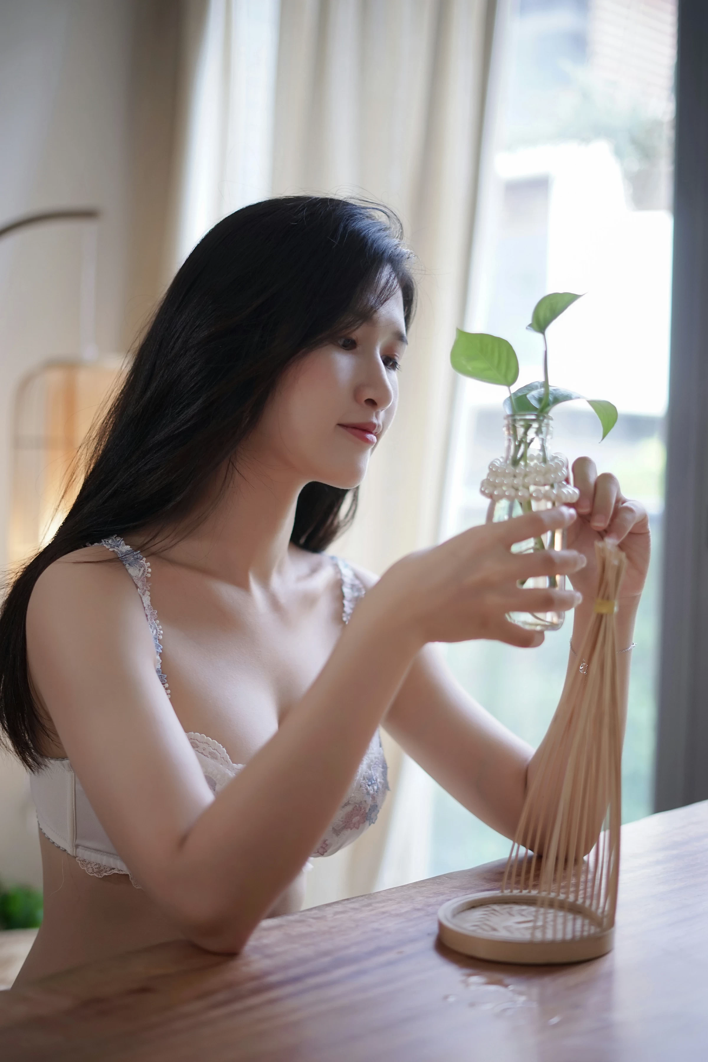 [YALAYI雅拉伊]NO.127 壹日 塔塔 白色吊带睡衣加蕾丝内衣性感私房写真集第7张