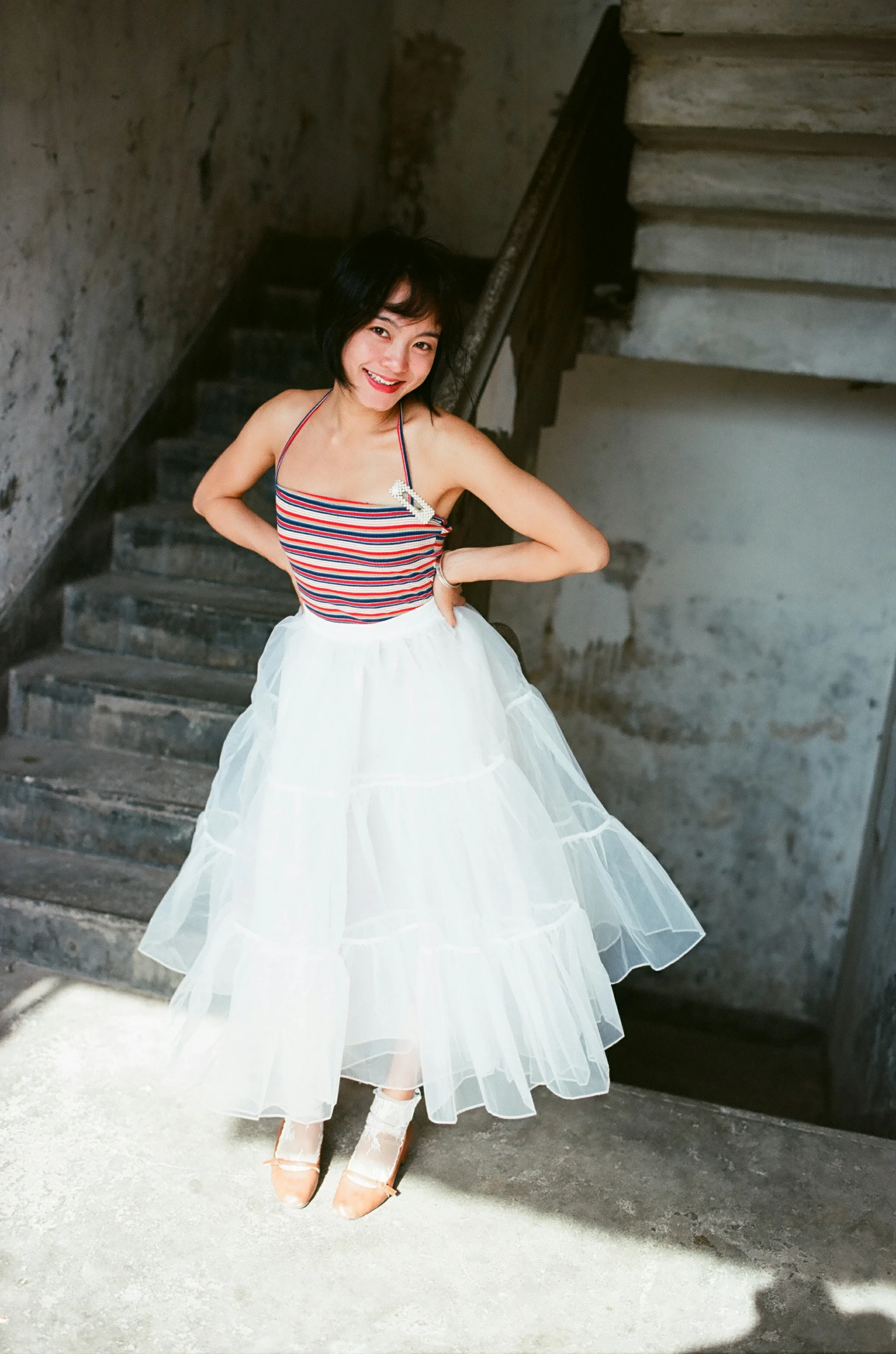 [YALAYI雅拉伊]NO.131 游街 米粒米粒 彩色背心与牛仔外套加白色透视裙私房写真集第3张