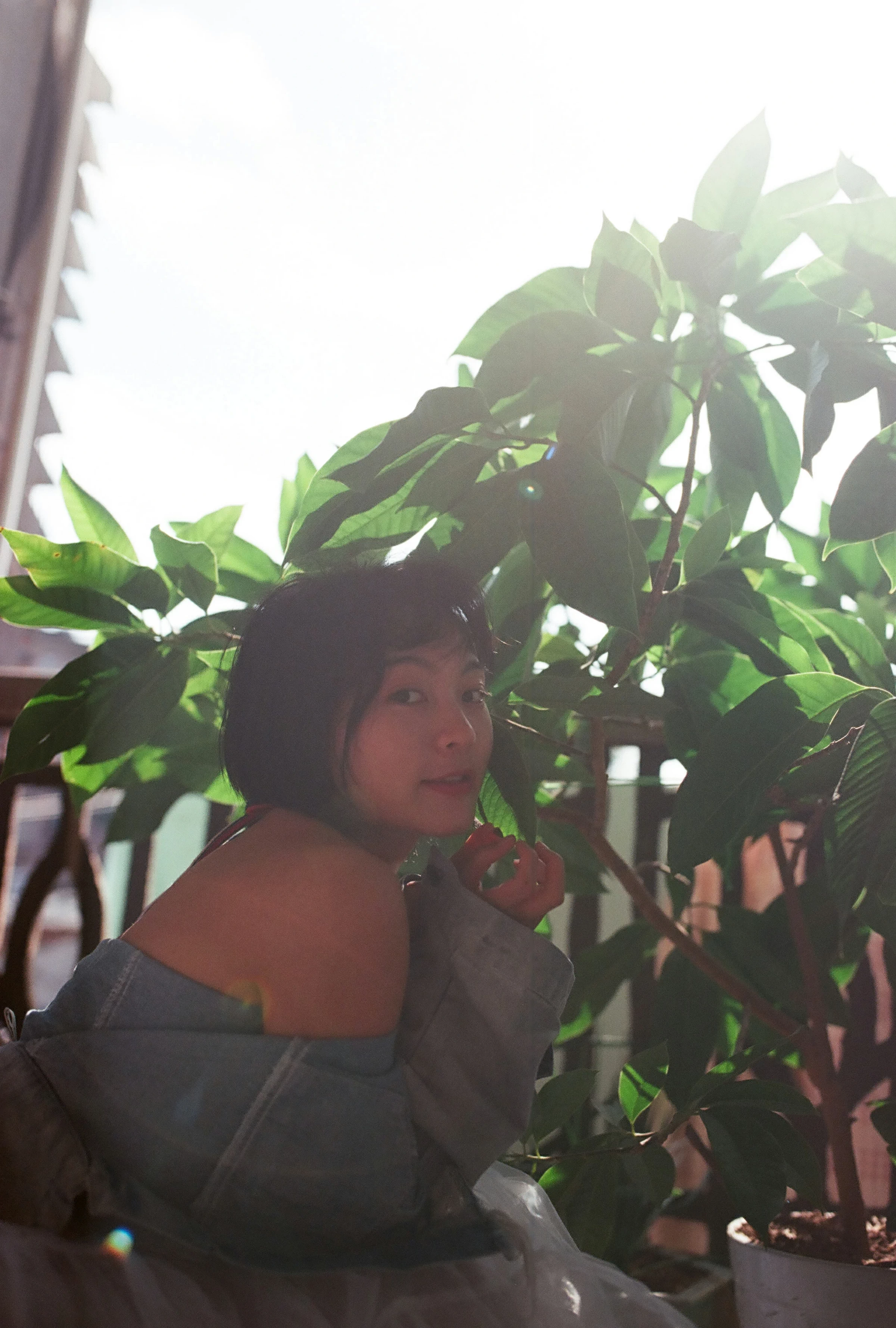 [YALAYI雅拉伊]NO.131 游街 米粒米粒 彩色背心与牛仔外套加白色透视裙私房写真集第5张