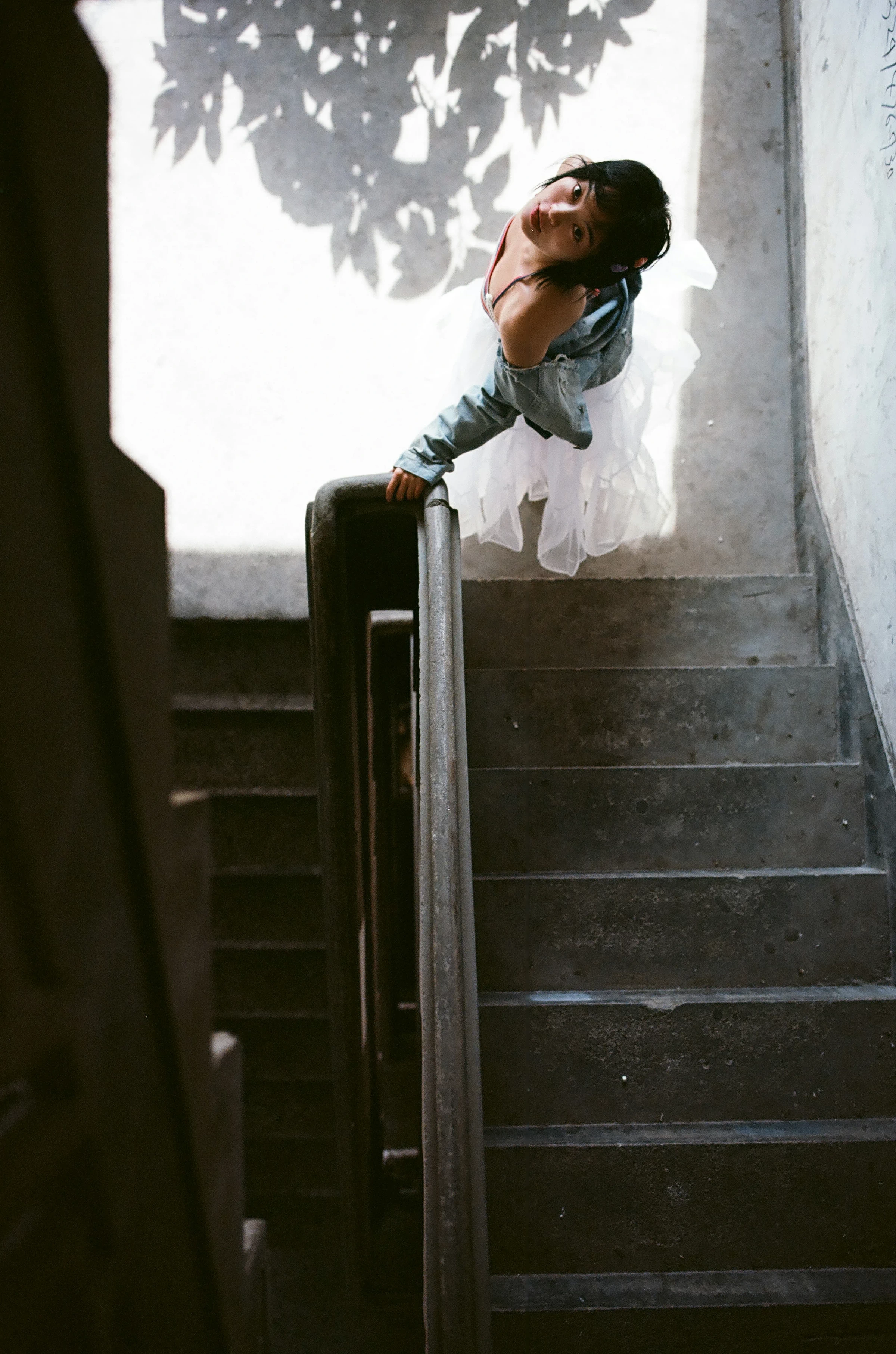 [YALAYI雅拉伊]NO.131 游街 米粒米粒 彩色背心与牛仔外套加白色透视裙私房写真集第6张