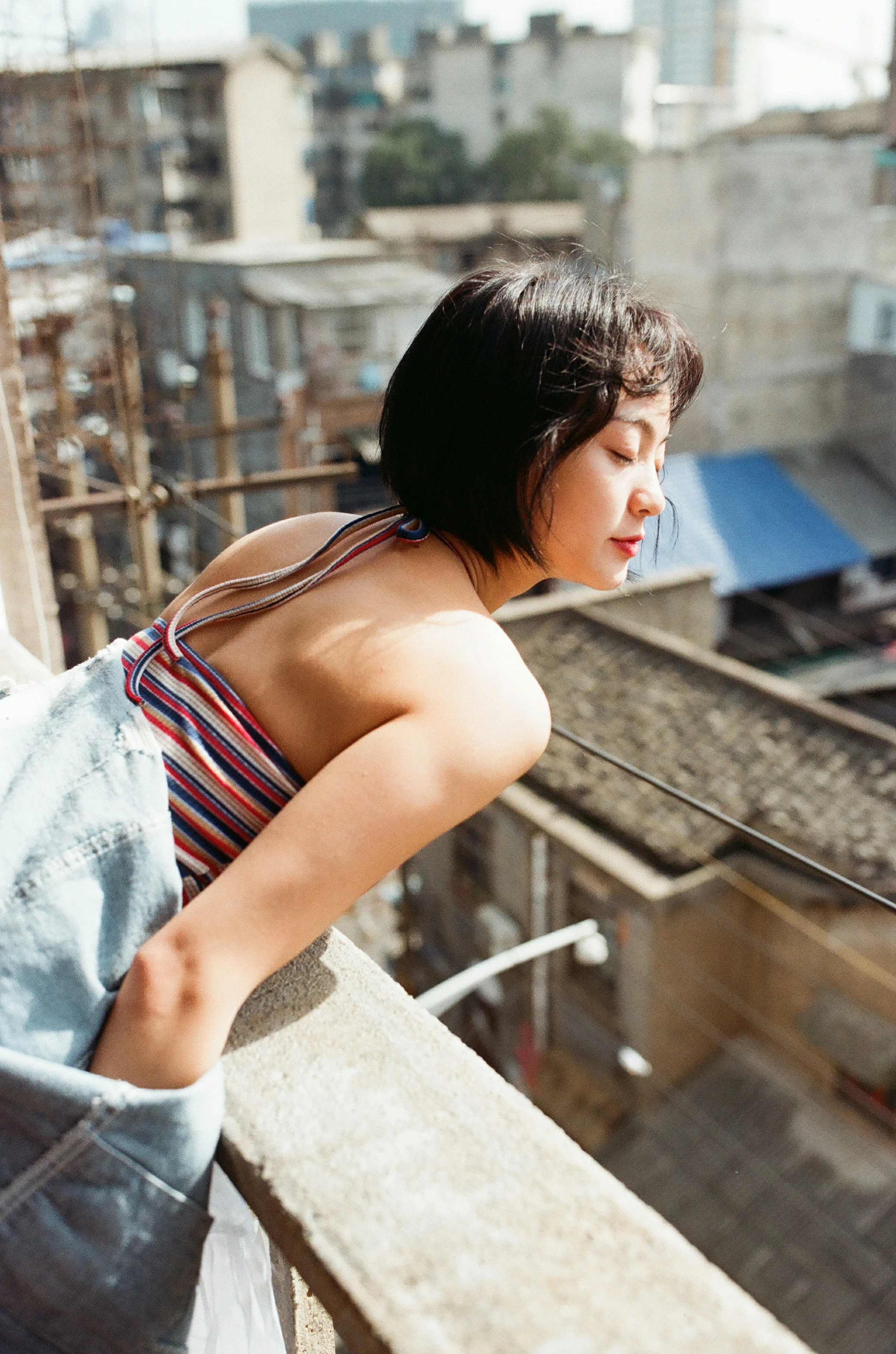 [YALAYI雅拉伊]NO.131 游街 米粒米粒 彩色背心与牛仔外套加白色透视裙私房写真集第16张