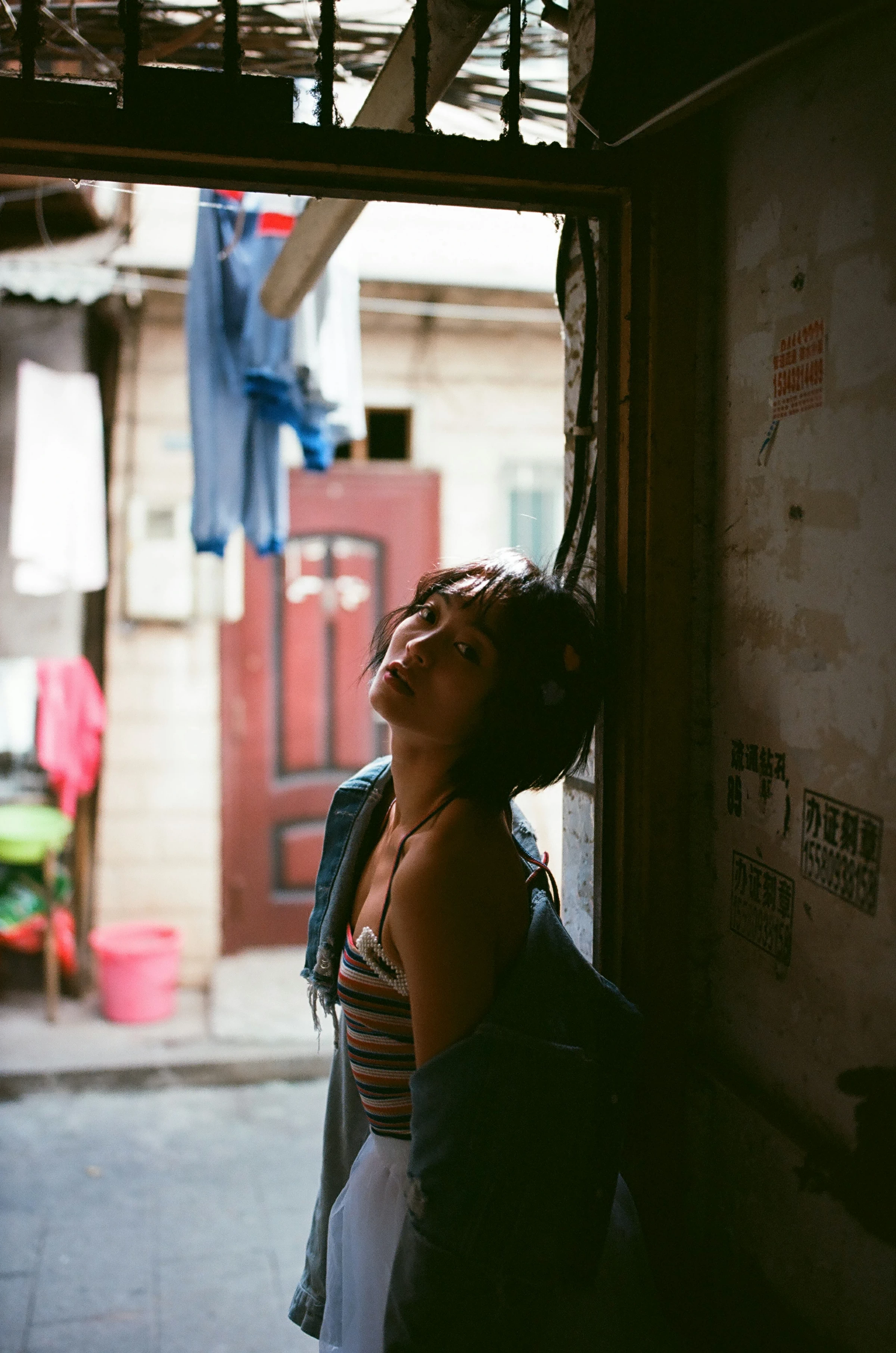 [YALAYI雅拉伊]NO.131 游街 米粒米粒 彩色背心与牛仔外套加白色透视裙私房写真集第21张