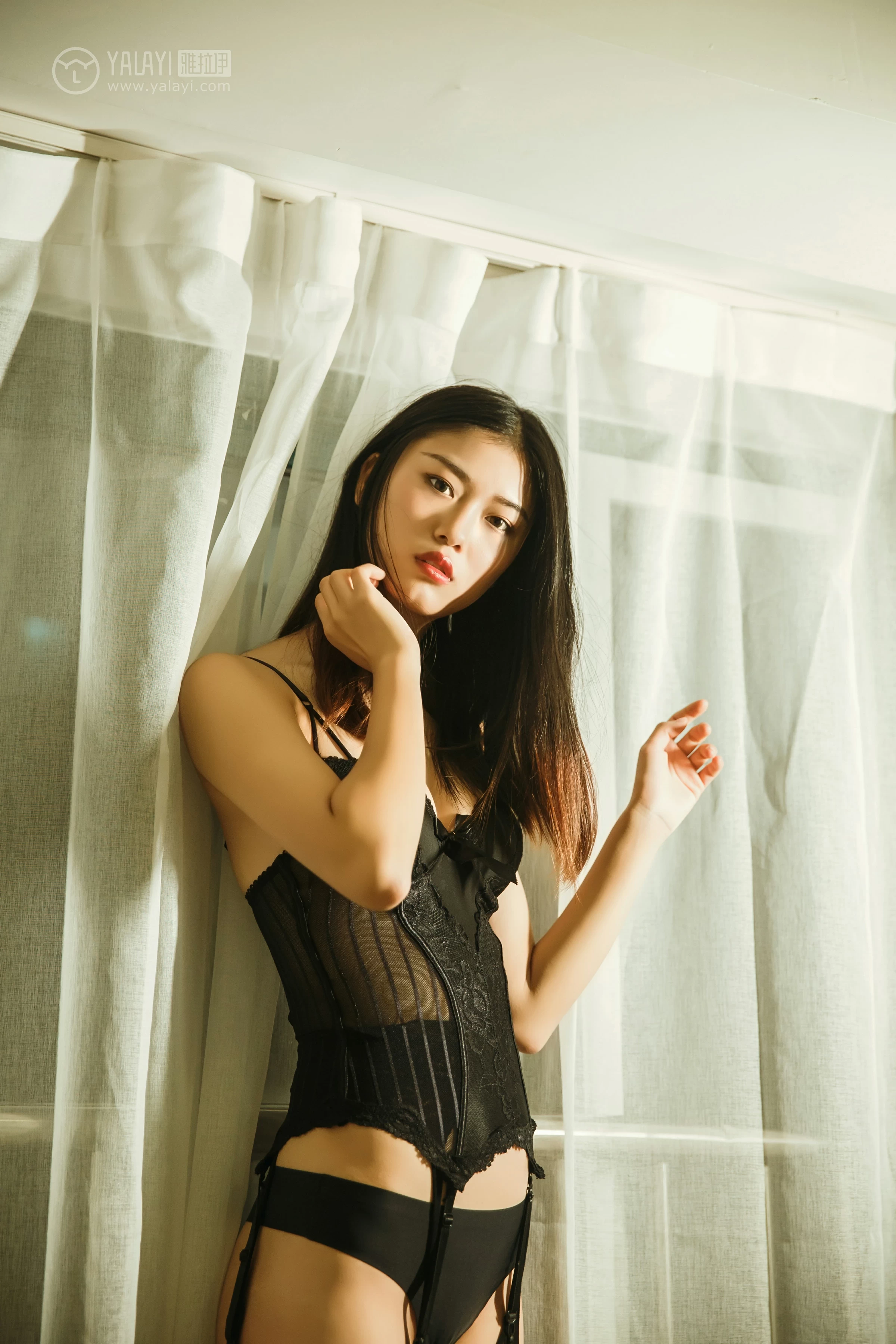 [YALAYI雅拉伊]NO.132 当我看着你的时候 和风 黑色透视塑身内衣加黑色情趣渔网袜性感私房写真集第6张