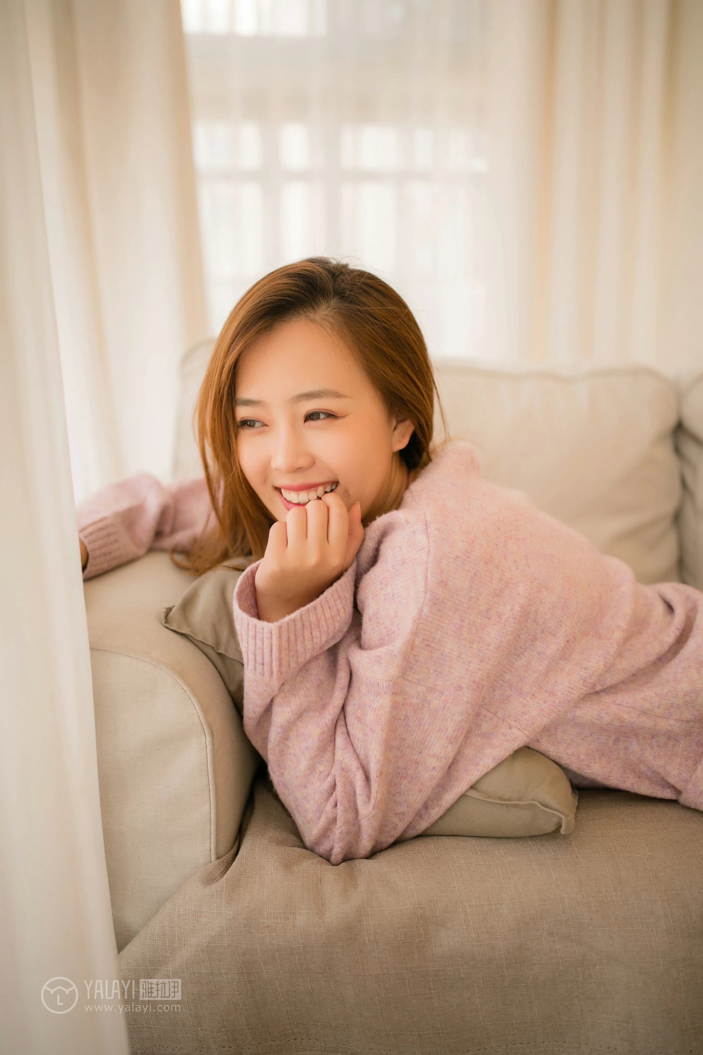 [YALAYI雅拉伊]NO.152 亲爱的同居女友 张雨青 粉色毛衣加灰色短裤性感私房写真集第9张