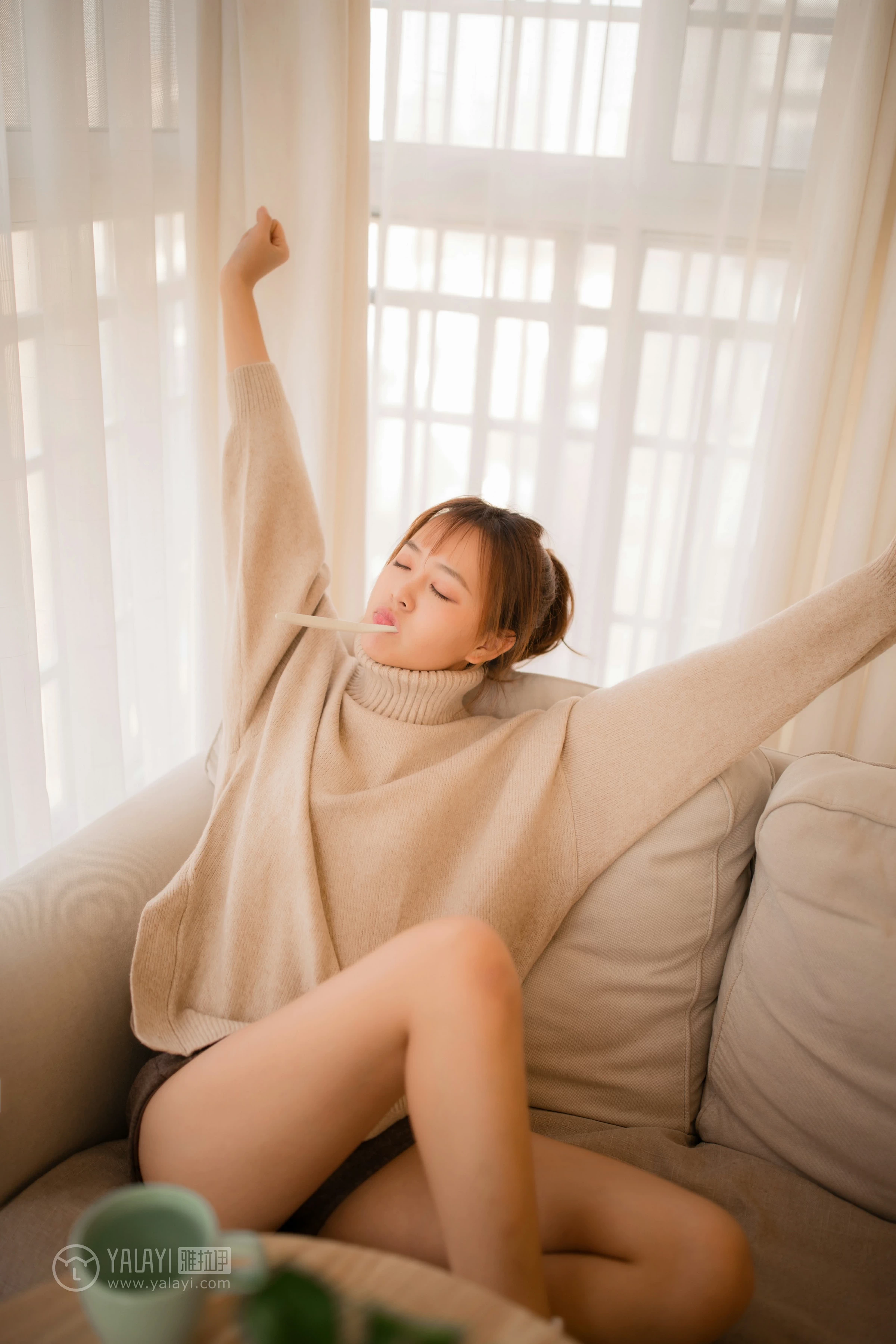 [YALAYI雅拉伊]NO.152 亲爱的同居女友 张雨青 粉色毛衣加灰色短裤性感私房写真集第13张
