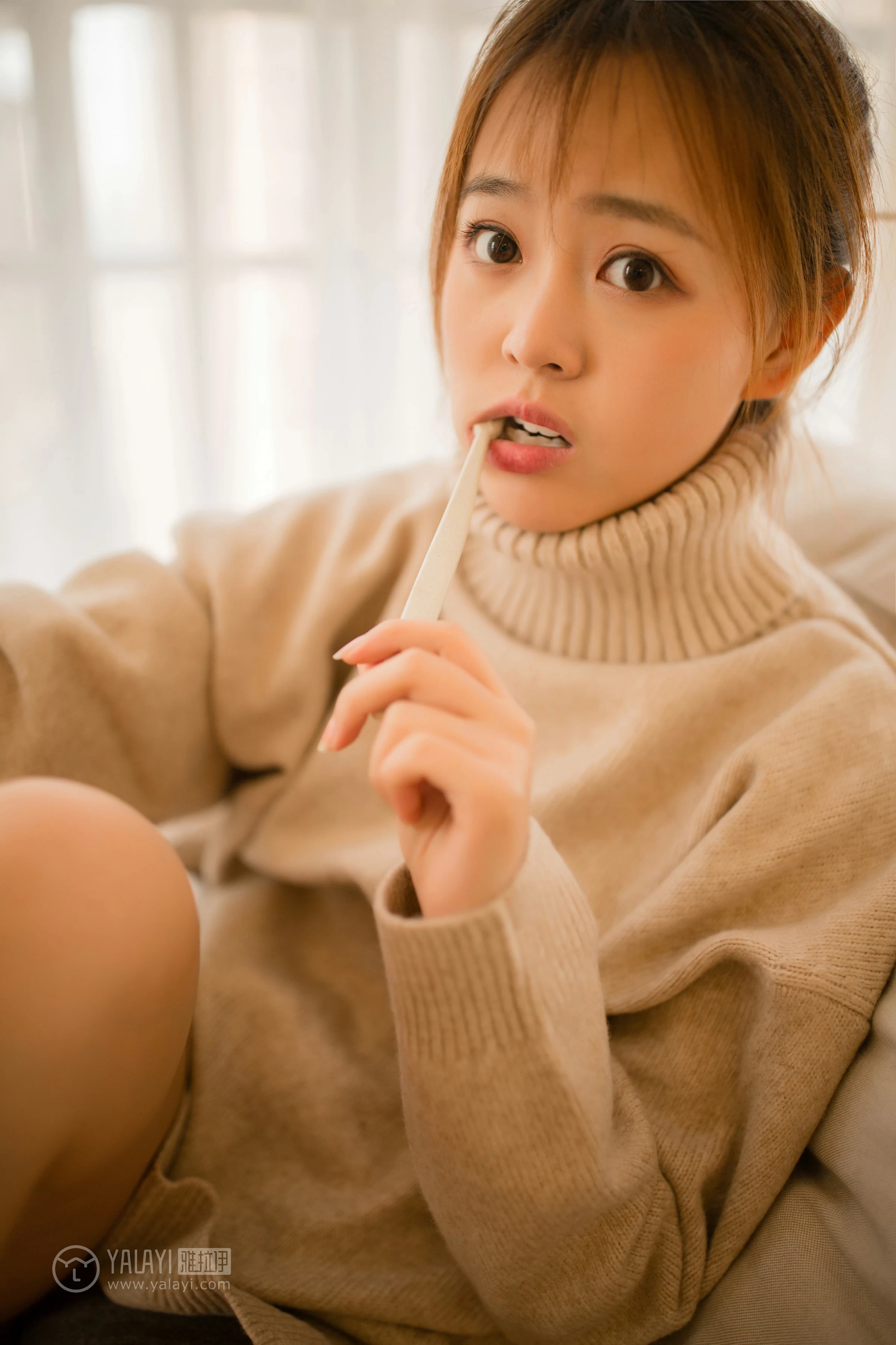 [YALAYI雅拉伊]NO.152 亲爱的同居女友 张雨青 粉色毛衣加灰色短裤性感私房写真集第13张