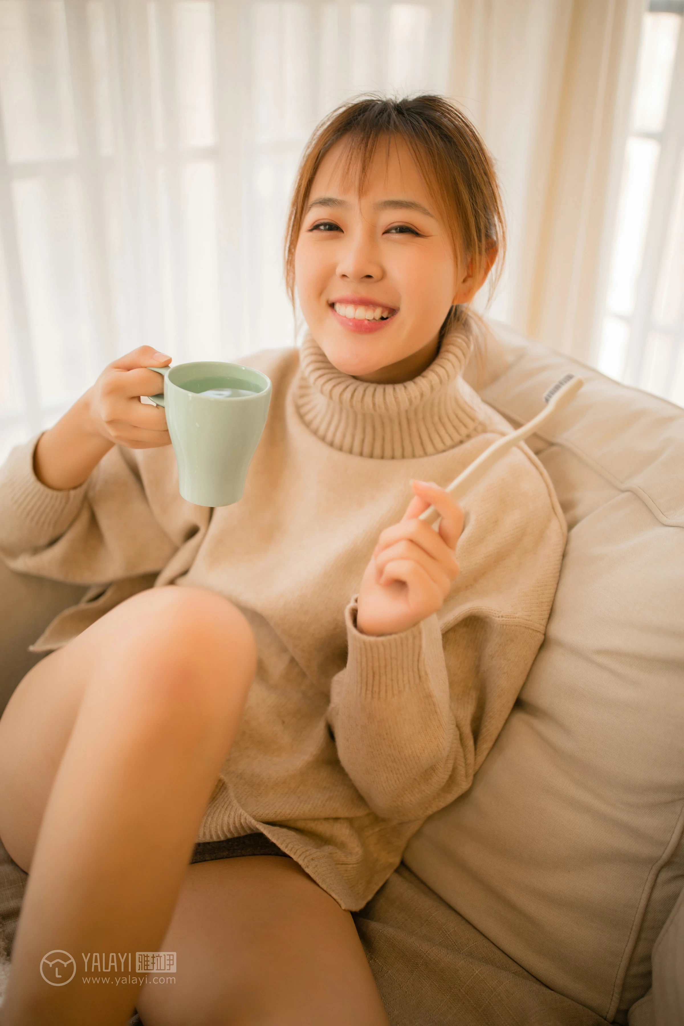 [YALAYI雅拉伊]NO.152 亲爱的同居女友 张雨青 粉色毛衣加灰色短裤性感私房写真集第13张