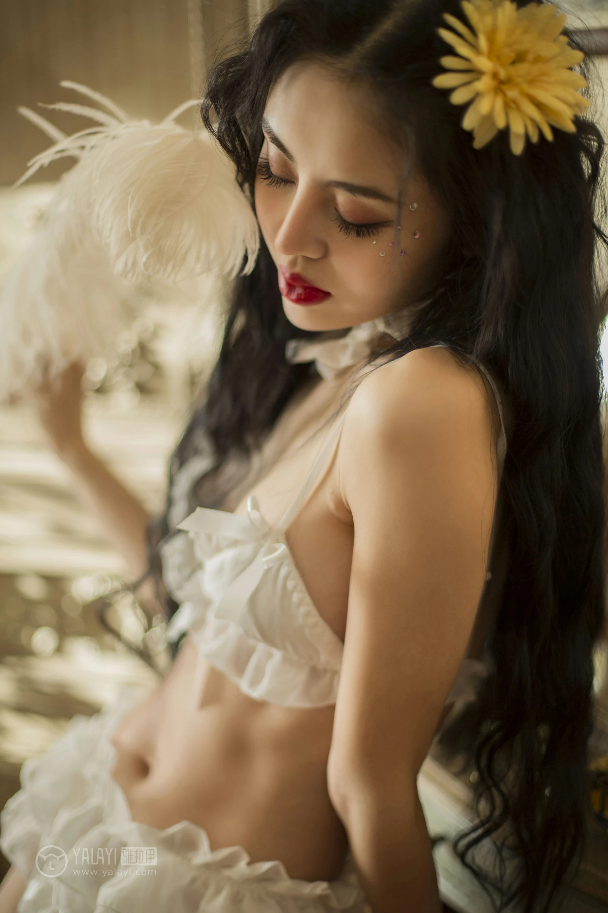 [YALAYI雅拉伊]NO.154 圣诞女皇 凉儿 白色情趣内衣加白色丝袜美腿性感私房写真集第6张