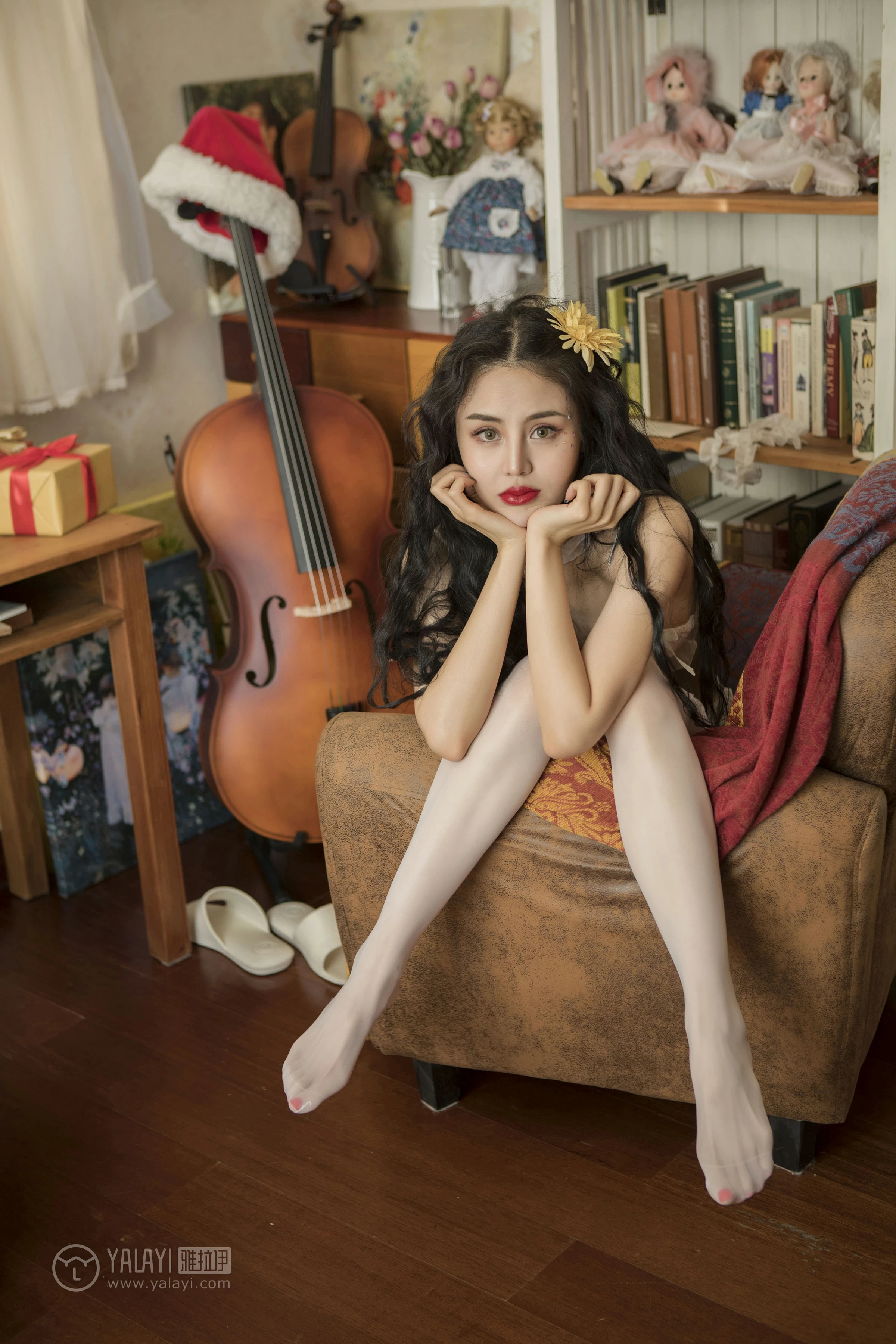 [YALAYI雅拉伊]NO.154 圣诞女皇 凉儿 白色情趣内衣加白色丝袜美腿性感私房写真集第16张