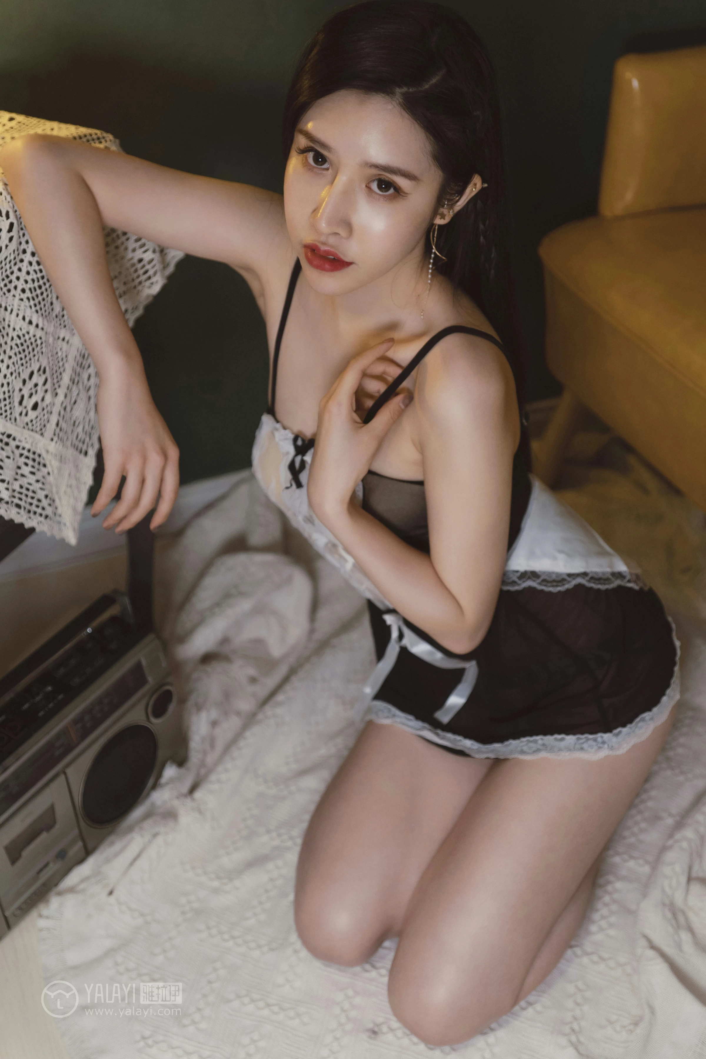 [YALAYI雅拉伊]NO.143 黑咖啡 颖莹 黑色吊带透视女仆制服裙性感私房写真集第2张