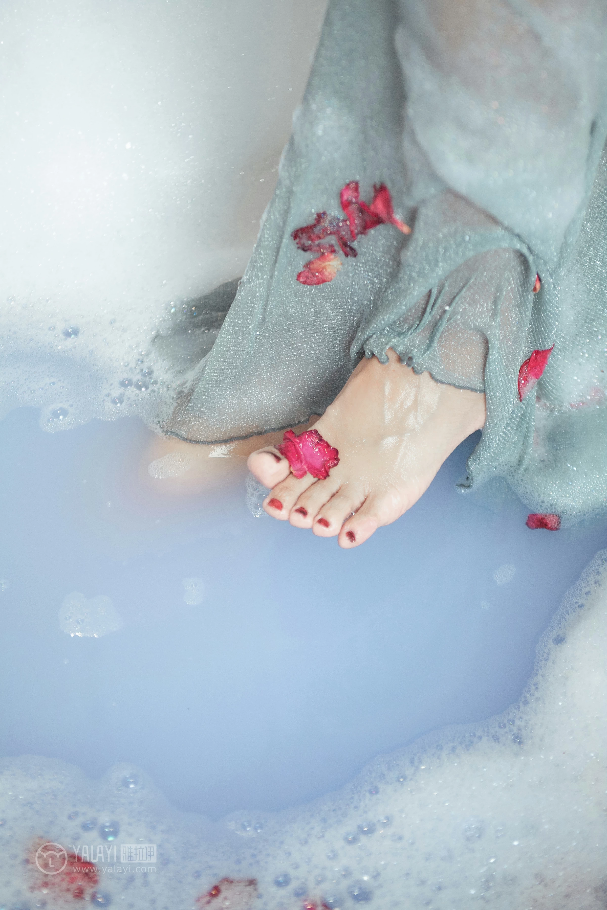 [YALAYI雅拉伊]NO.144 浴湿不挂 嫣然 吊带透视情趣连衣裙性感私房写真集第11张