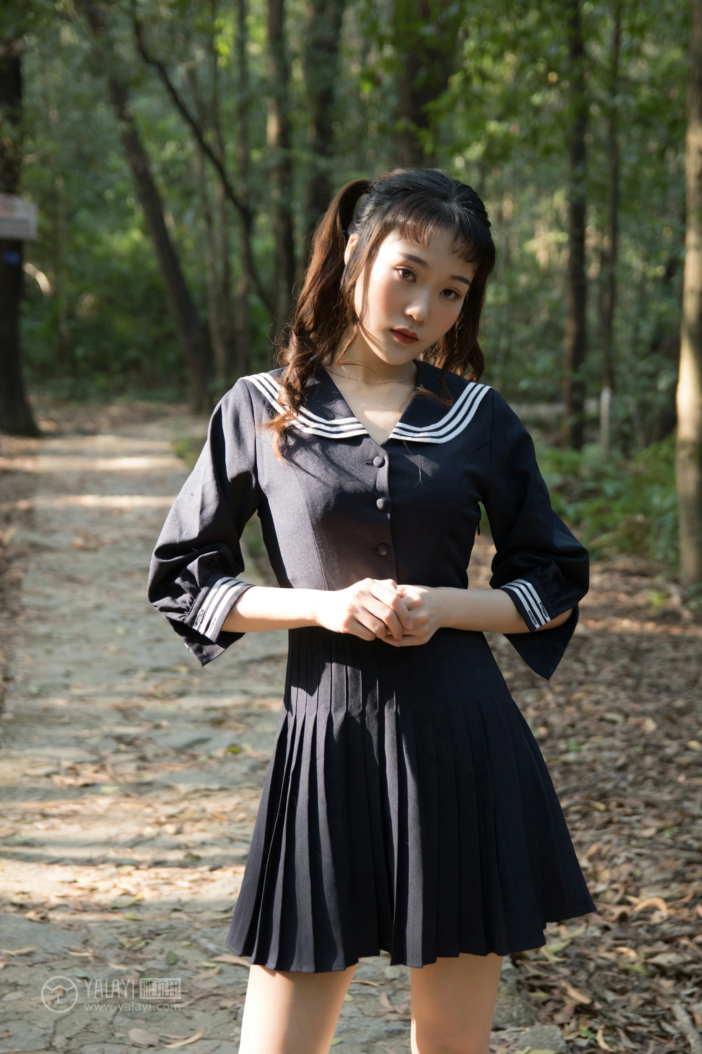 [YALAYI雅拉伊]NO.147 等 奥莉 黑色高中女生制服裙清纯可爱私房写真集第1张