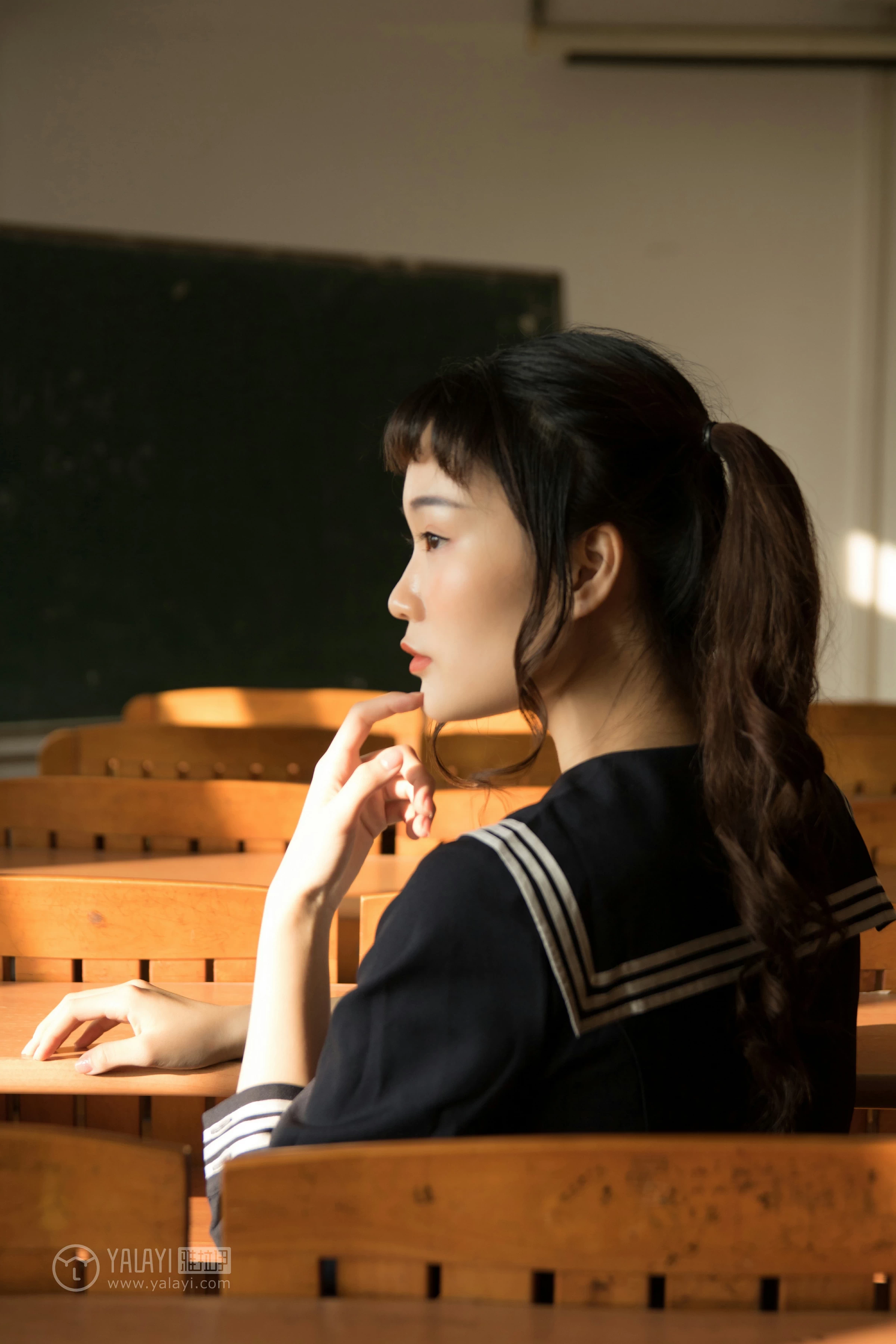 [YALAYI雅拉伊]NO.147 等 奥莉 黑色高中女生制服裙清纯可爱私房写真集第7张