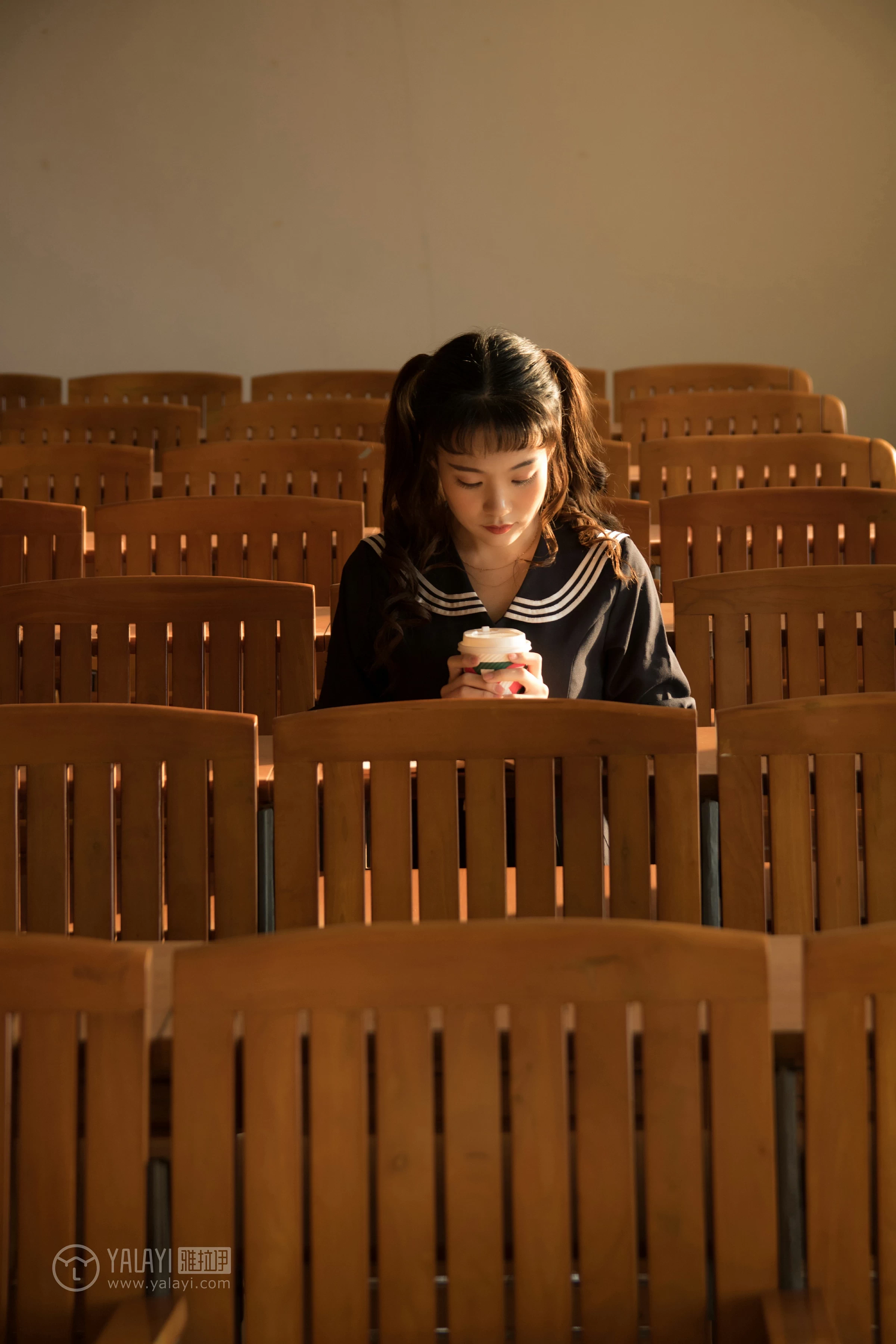 [YALAYI雅拉伊]NO.147 等 奥莉 黑色高中女生制服裙清纯可爱私房写真集第13张