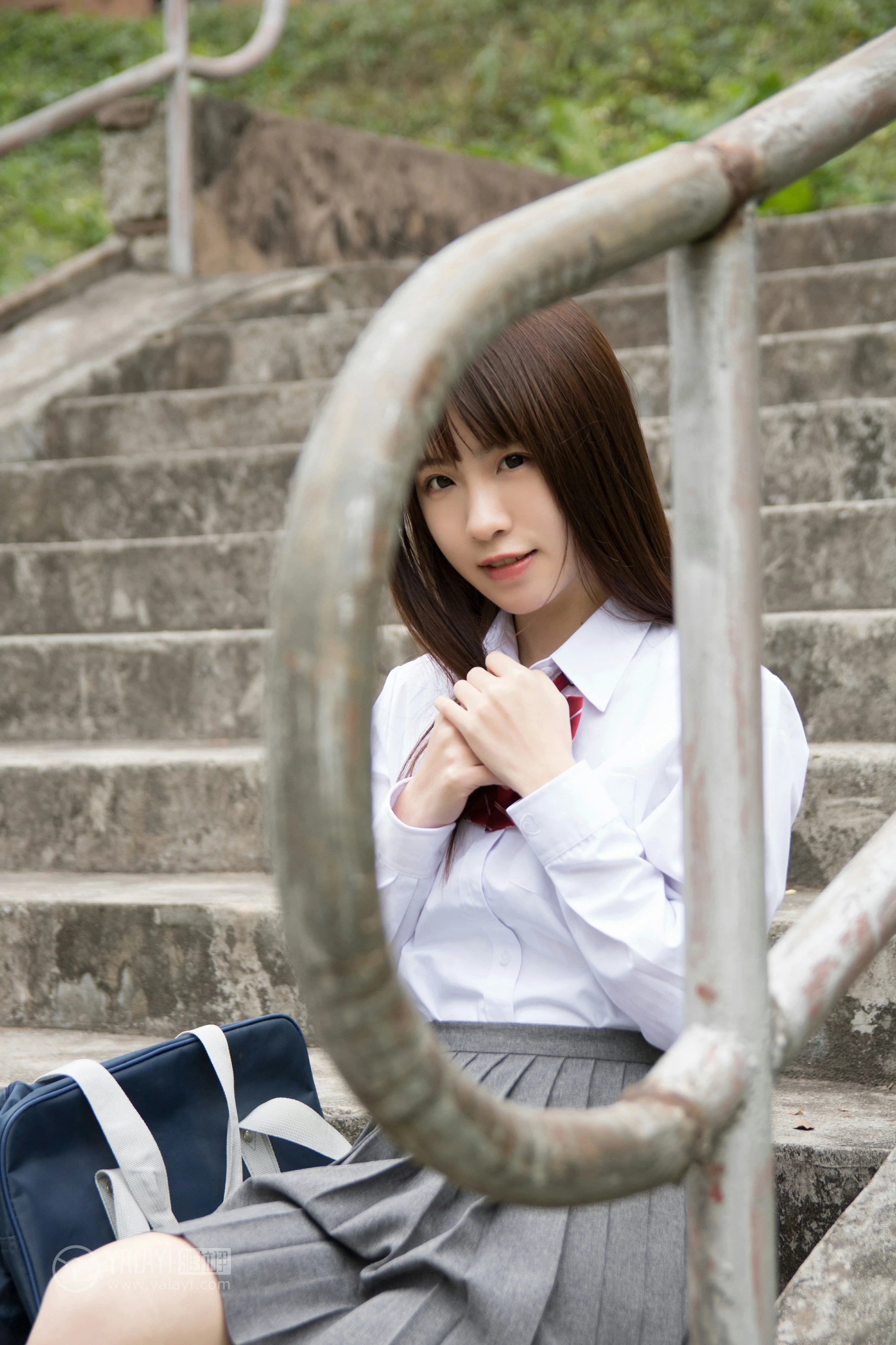 [YALAYI雅拉伊]NO.148 青春的梦 Toki 高中女生制服 白色衬衫加灰色短裙清纯可爱私房写真集第11张