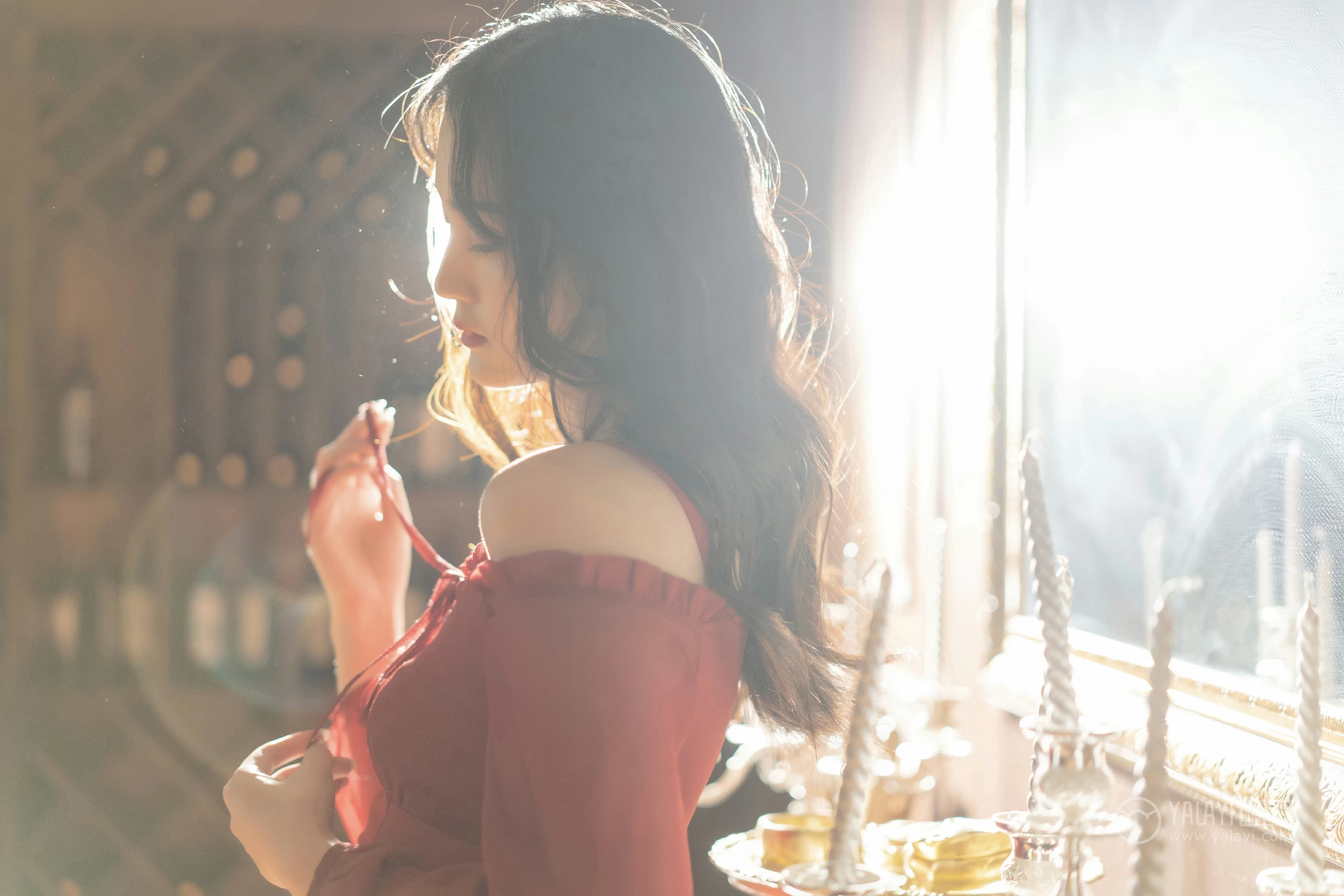 [YALAYI雅拉伊]NO.164 烈焰迷情 项兴咏 红色吊带抹胸连衣裙性感私房写真集第2张