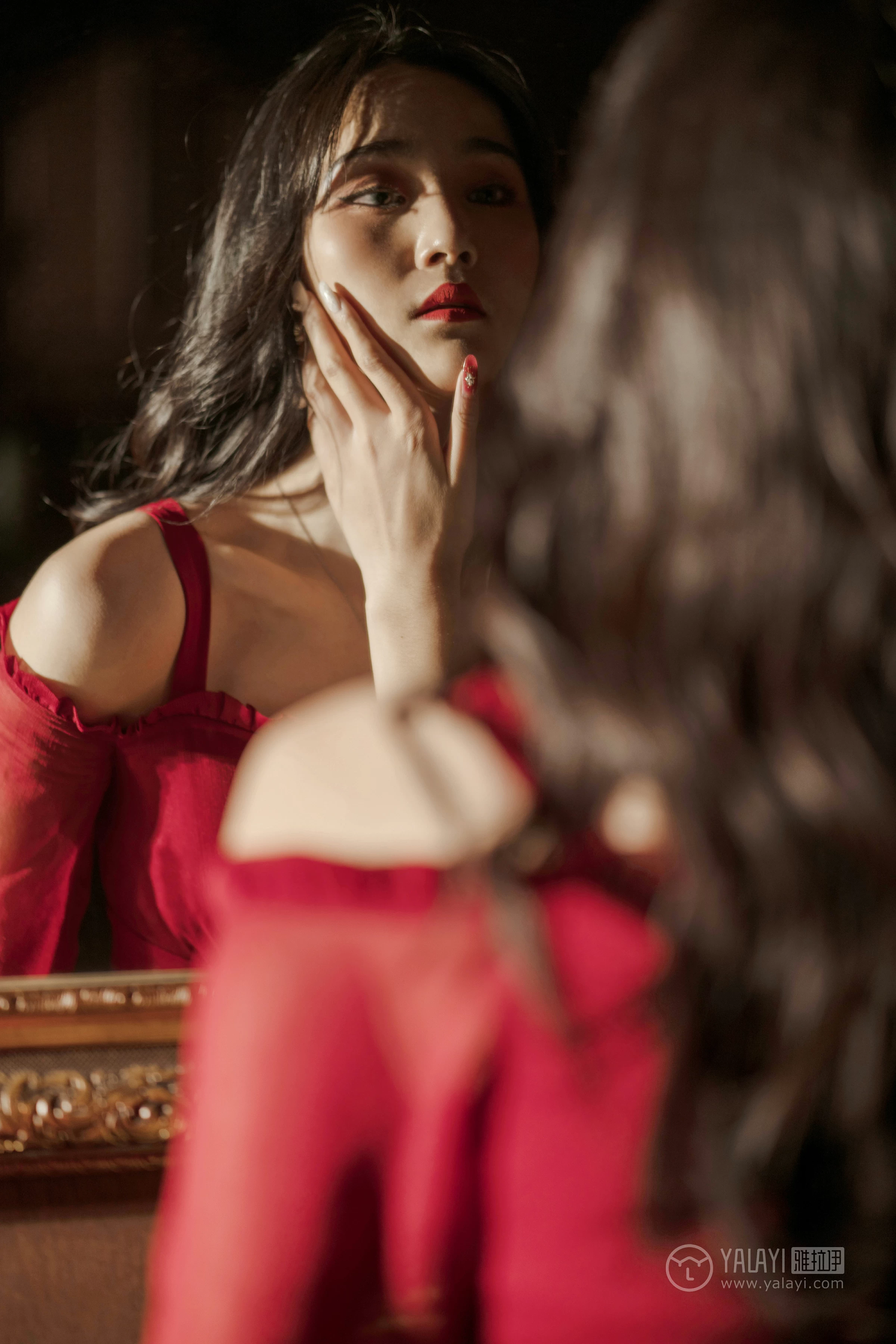 [YALAYI雅拉伊]NO.164 烈焰迷情 项兴咏 红色吊带抹胸连衣裙性感私房写真集第4张