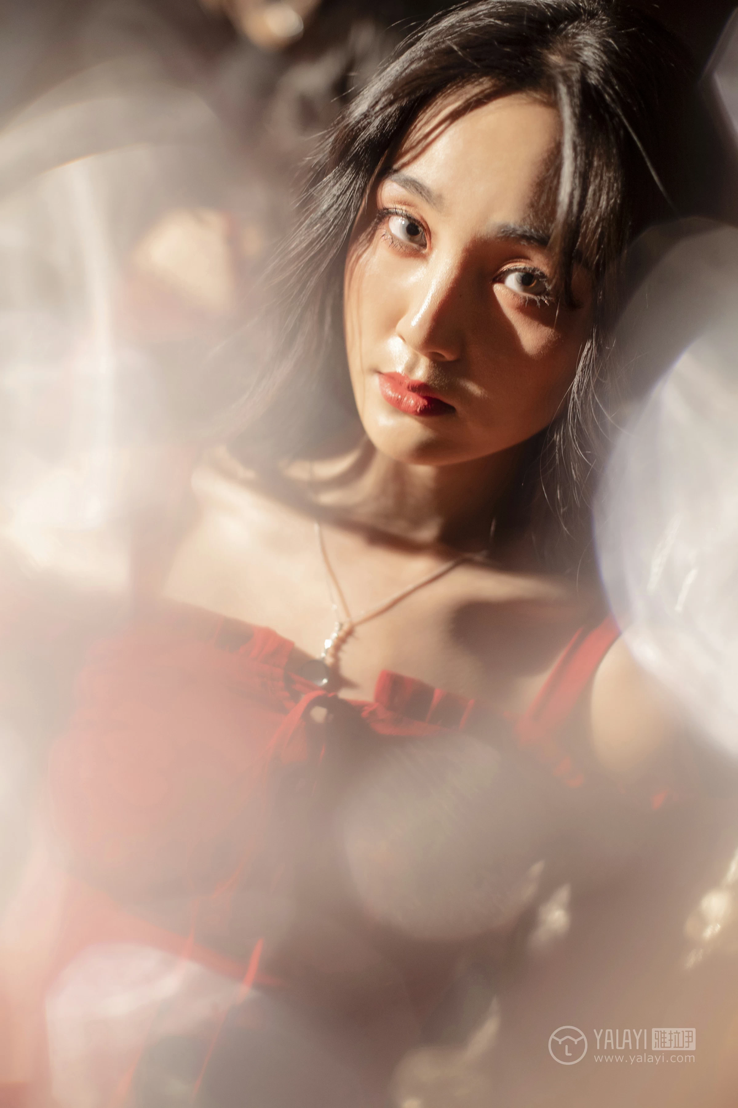 [YALAYI雅拉伊]NO.164 烈焰迷情 项兴咏 红色吊带抹胸连衣裙性感私房写真集第6张