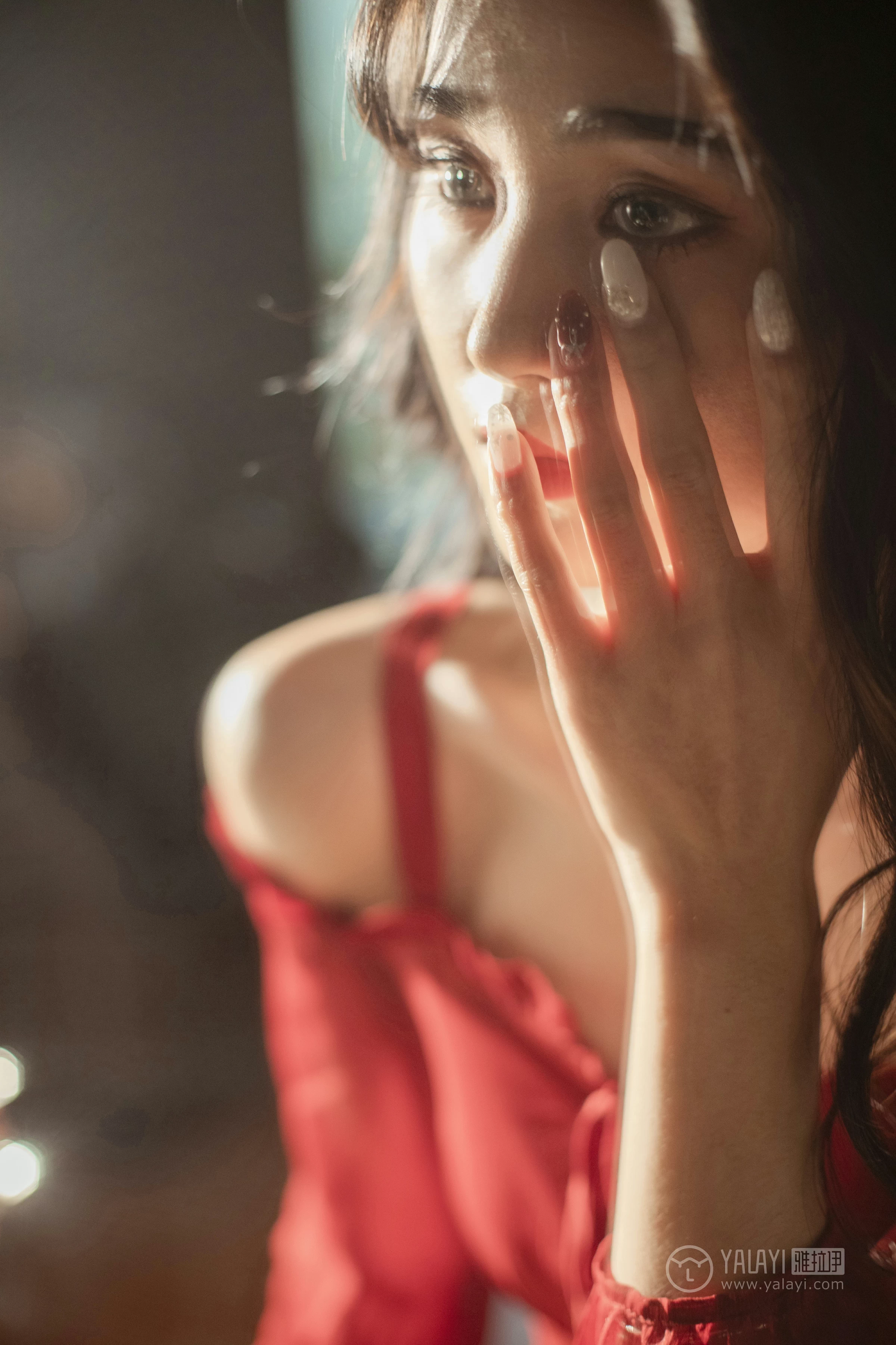 [YALAYI雅拉伊]NO.164 烈焰迷情 项兴咏 红色吊带抹胸连衣裙性感私房写真集第11张