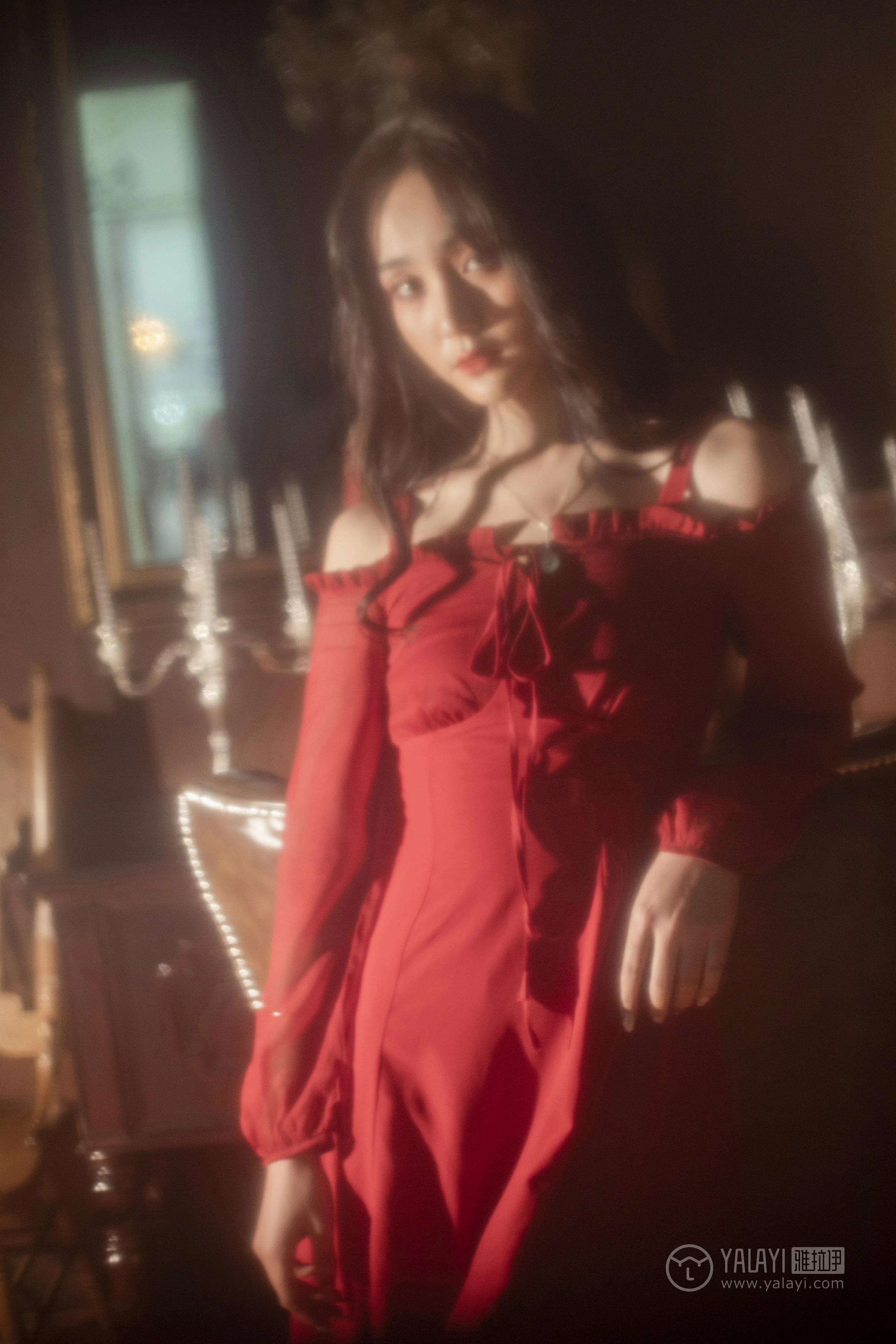 [YALAYI雅拉伊]NO.164 烈焰迷情 项兴咏 红色吊带抹胸连衣裙性感私房写真集第14张