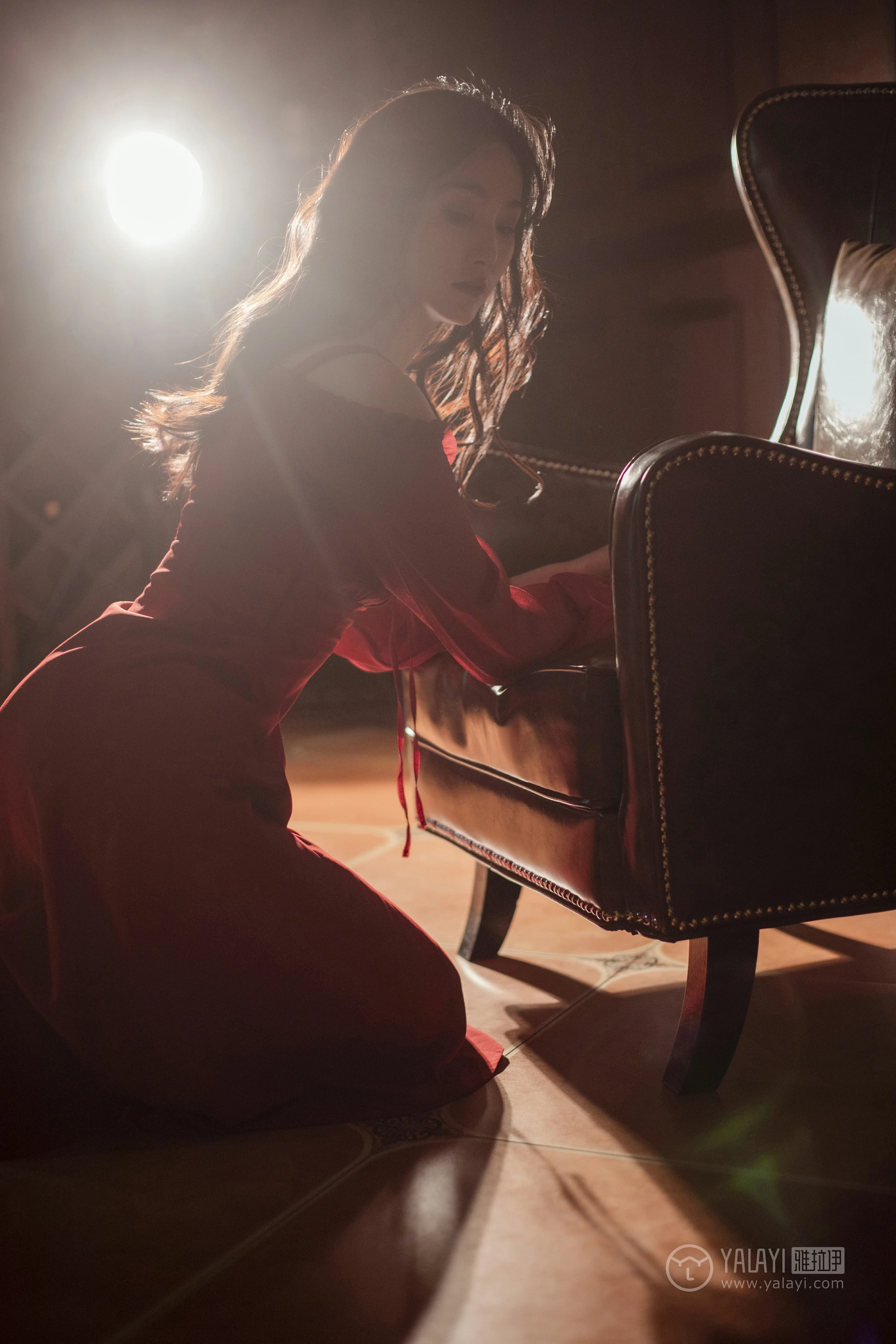 [YALAYI雅拉伊]NO.164 烈焰迷情 项兴咏 红色吊带抹胸连衣裙性感私房写真集第13张