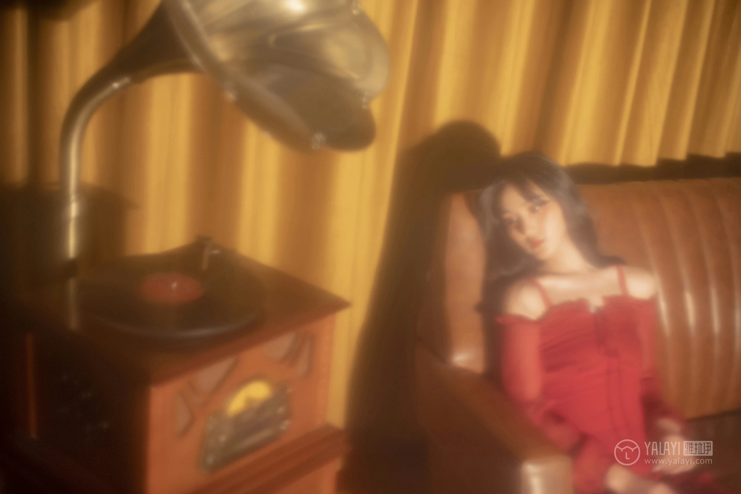 [YALAYI雅拉伊]NO.164 烈焰迷情 项兴咏 红色吊带抹胸连衣裙性感私房写真集第17张