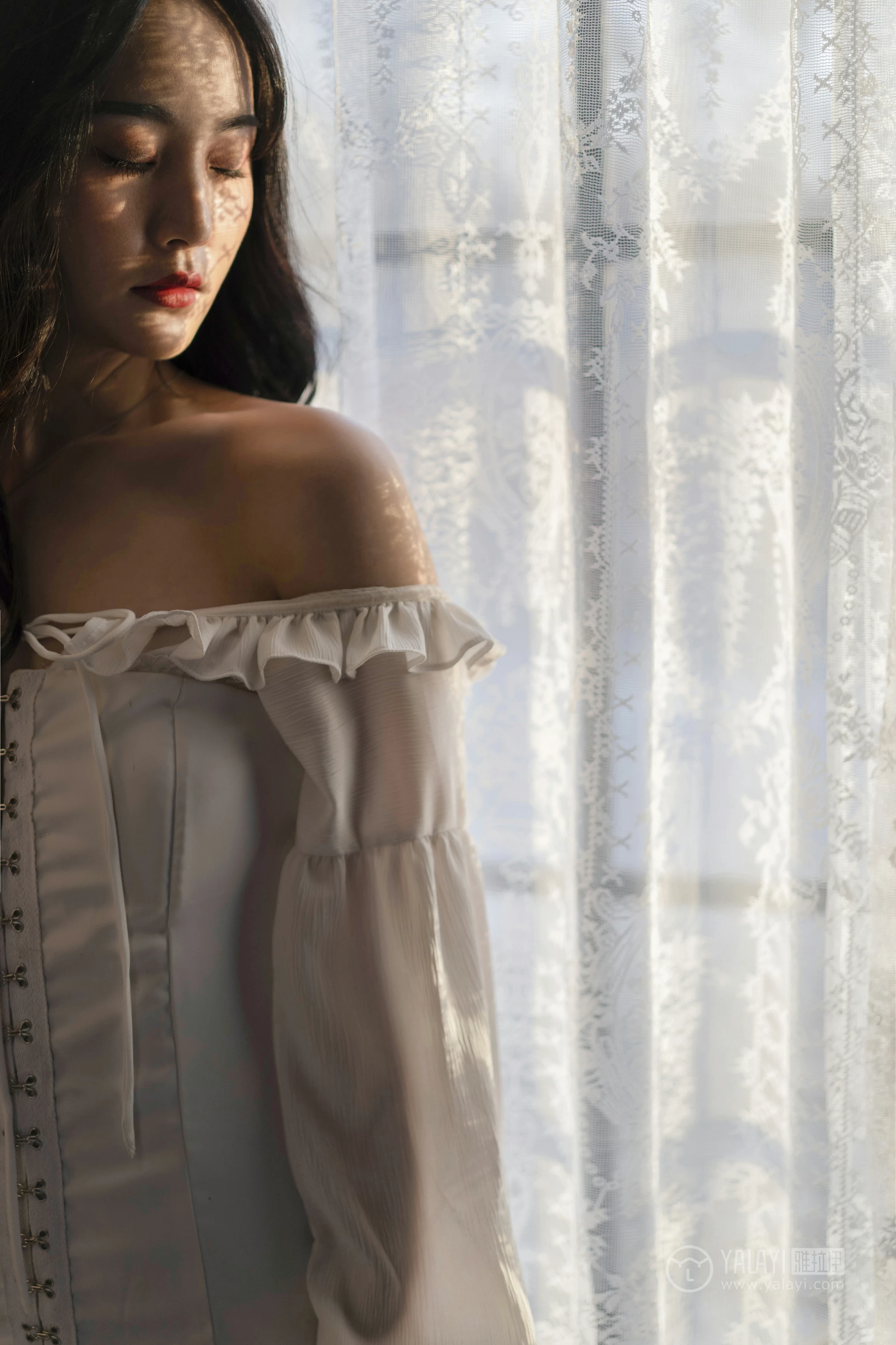 [YALAYI雅拉伊]No.168 画中伊人 项兴咏 白色塑身抹胸连衣裙性感私房写真集第3张