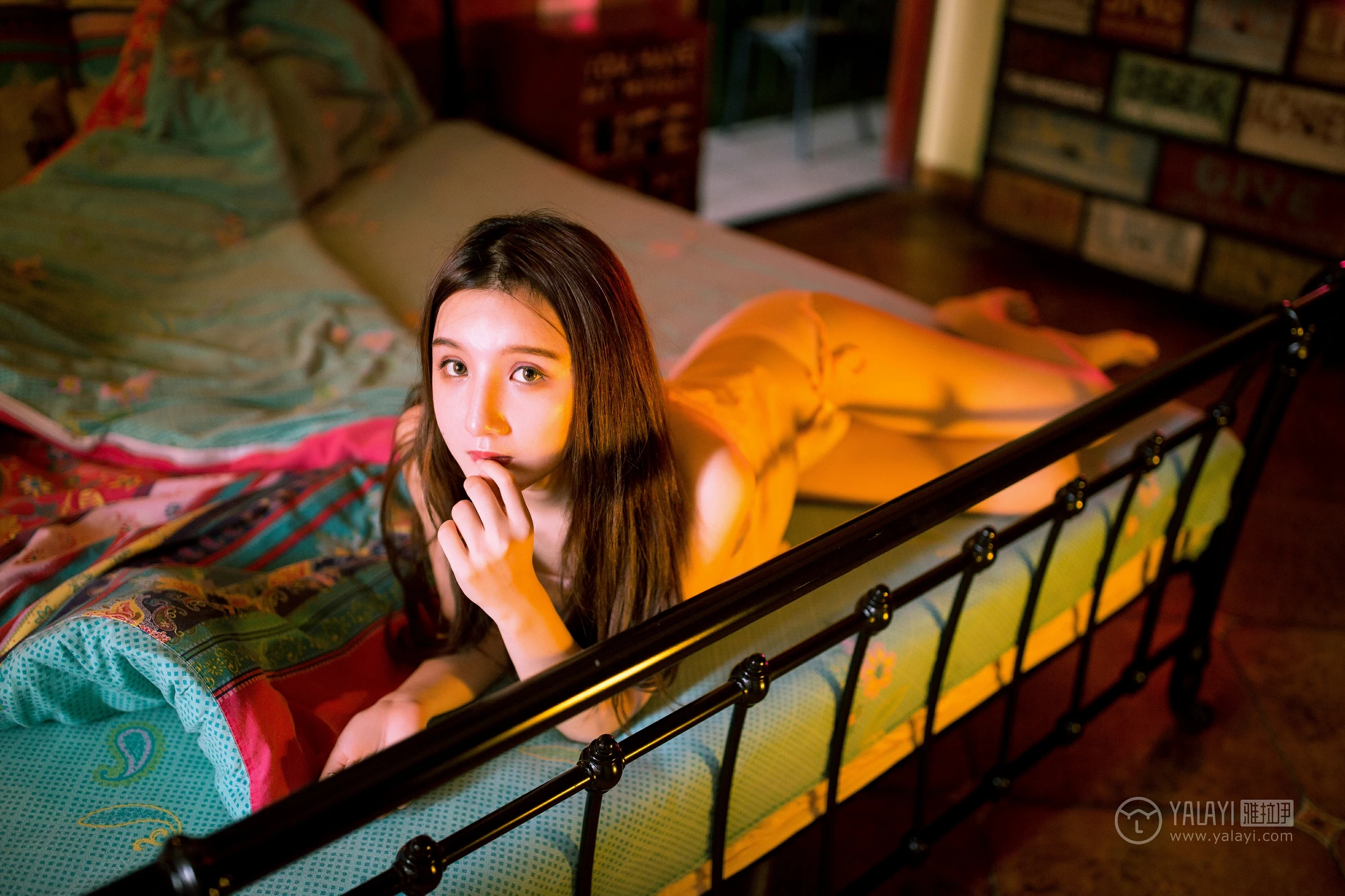 [YALAYI雅拉伊]No.171 玫瑰 刘潇潇 白色透视上衣与粉色吊带情趣内衣性感私房写真集第5张