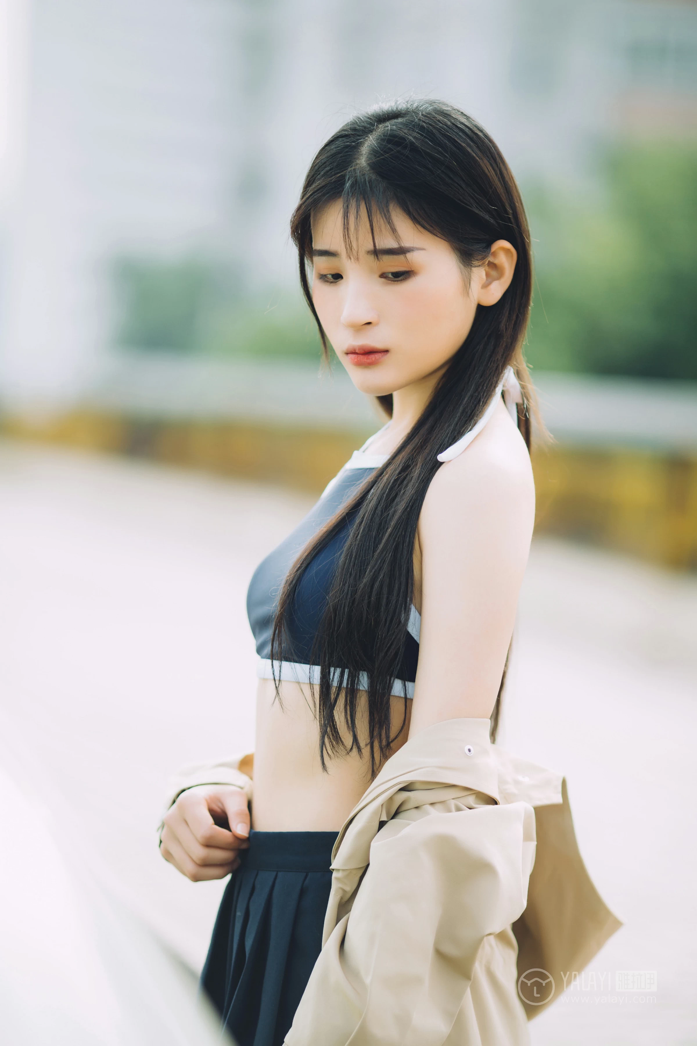 [YALAYI雅拉伊] No.179 焦糖色少女 阿惜 米色风衣与蓝色内衣加短裙性感私房写真集第11张