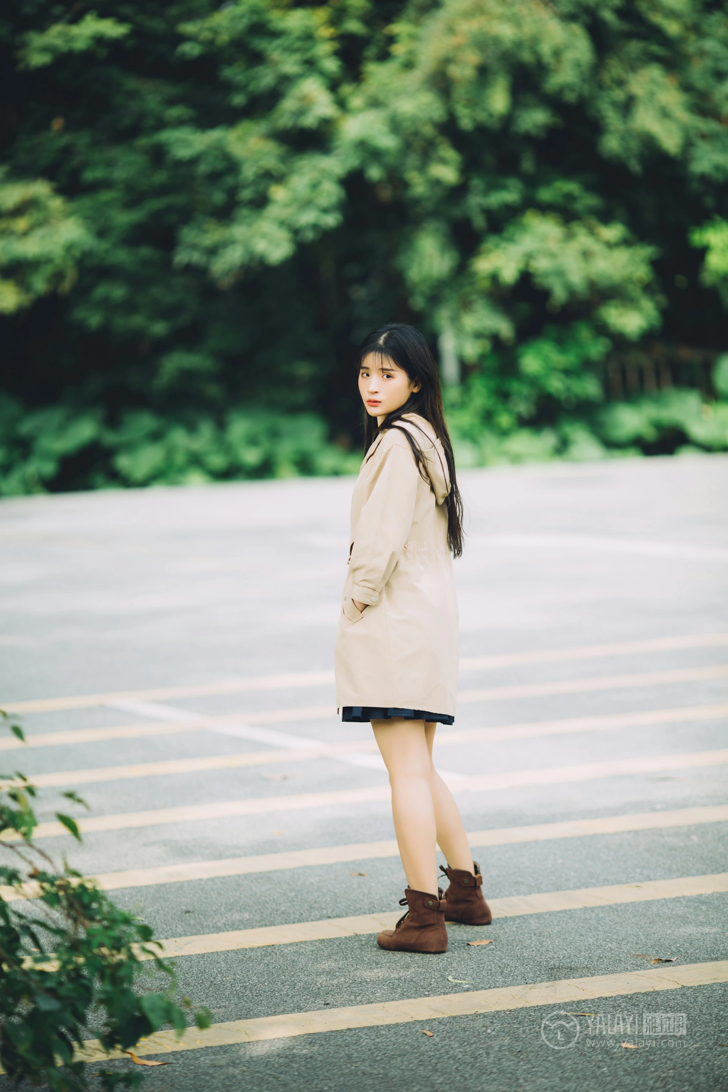 [YALAYI雅拉伊] No.179 焦糖色少女 阿惜 米色风衣与蓝色内衣加短裙性感私房写真集第14张