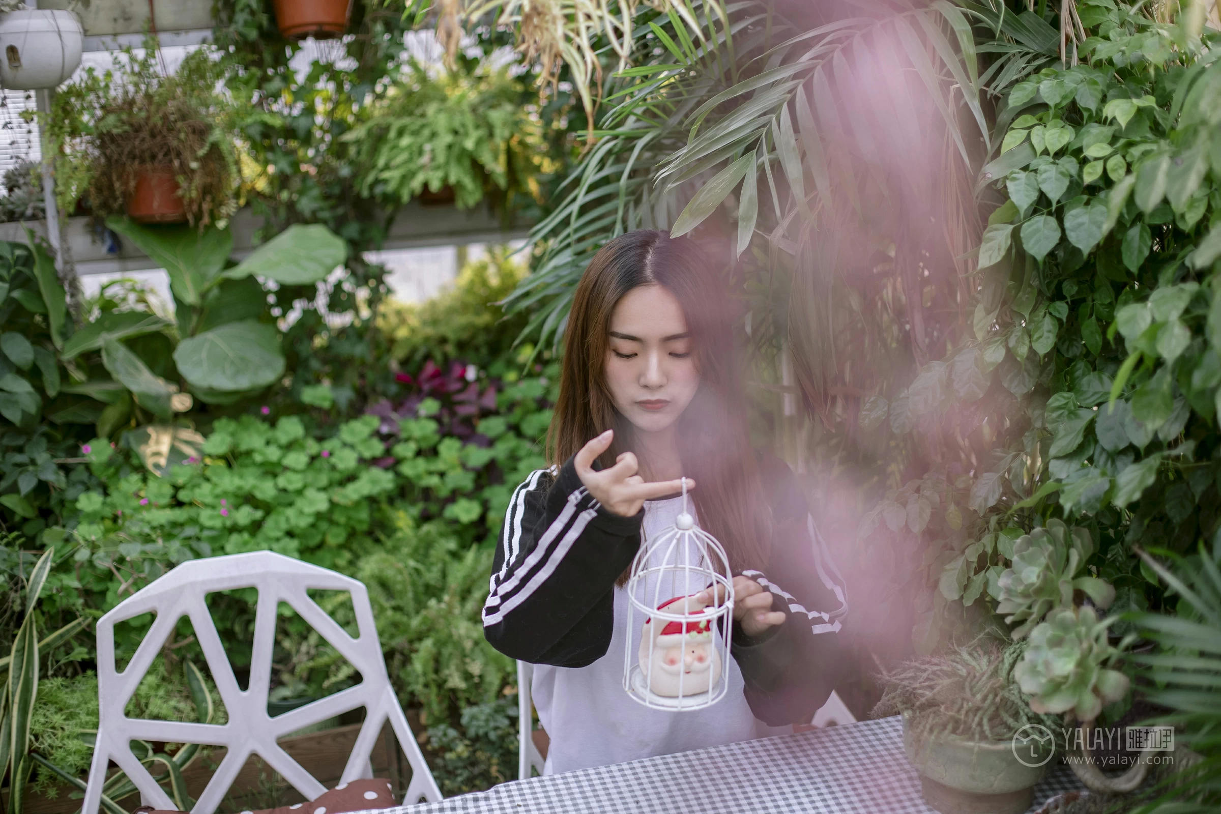 [YALAYI雅拉伊] No.180 我想有个花园 白日梦 黑白卫衣加紧身牛仔裤清纯可爱私房写真集第2张