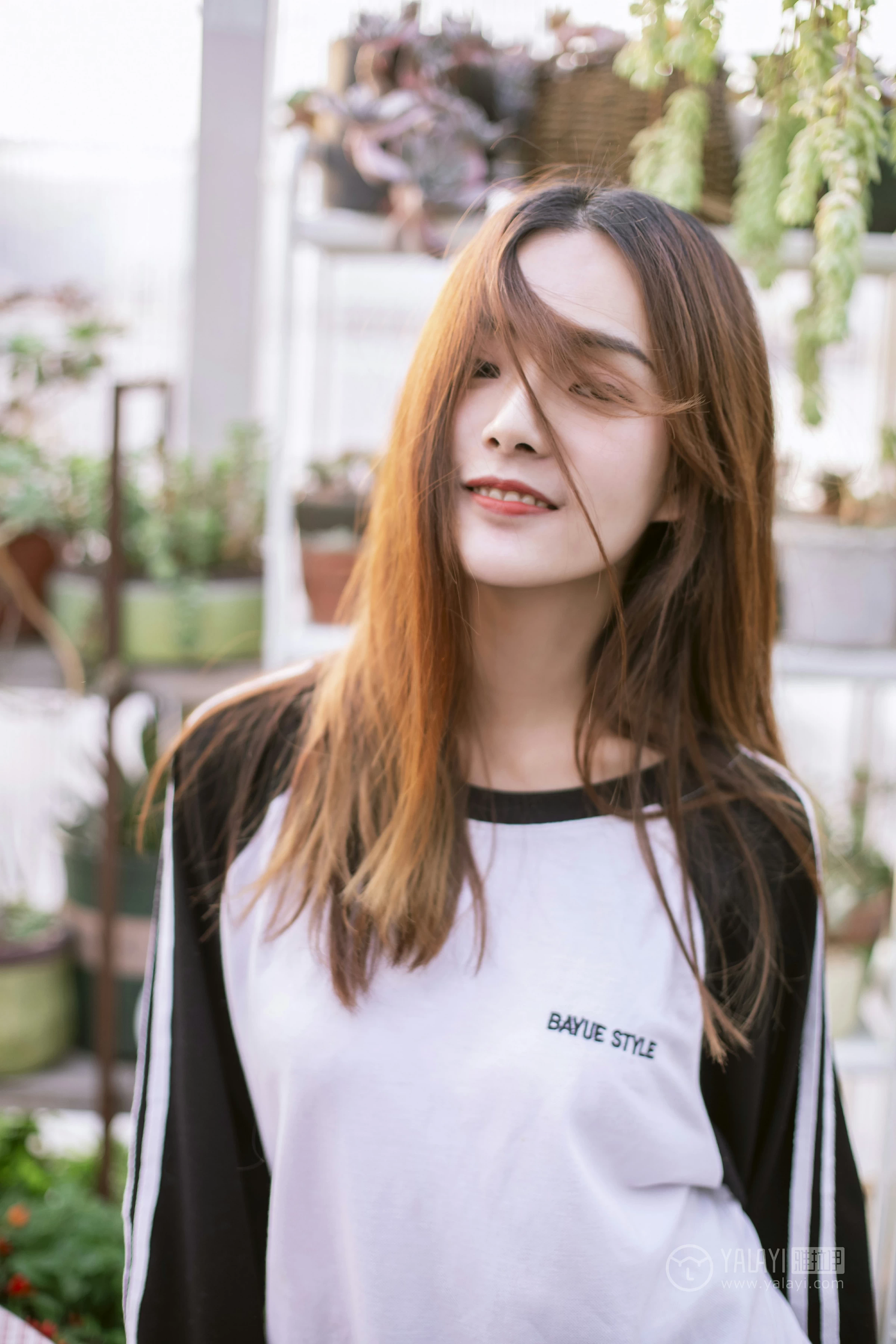 [YALAYI雅拉伊] No.180 我想有个花园 白日梦 黑白卫衣加紧身牛仔裤清纯可爱私房写真集第7张