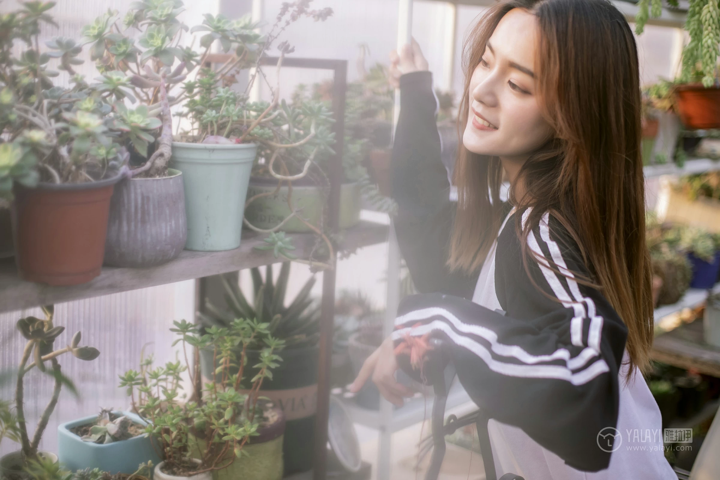 [YALAYI雅拉伊] No.180 我想有个花园 白日梦 黑白卫衣加紧身牛仔裤清纯可爱私房写真集第8张