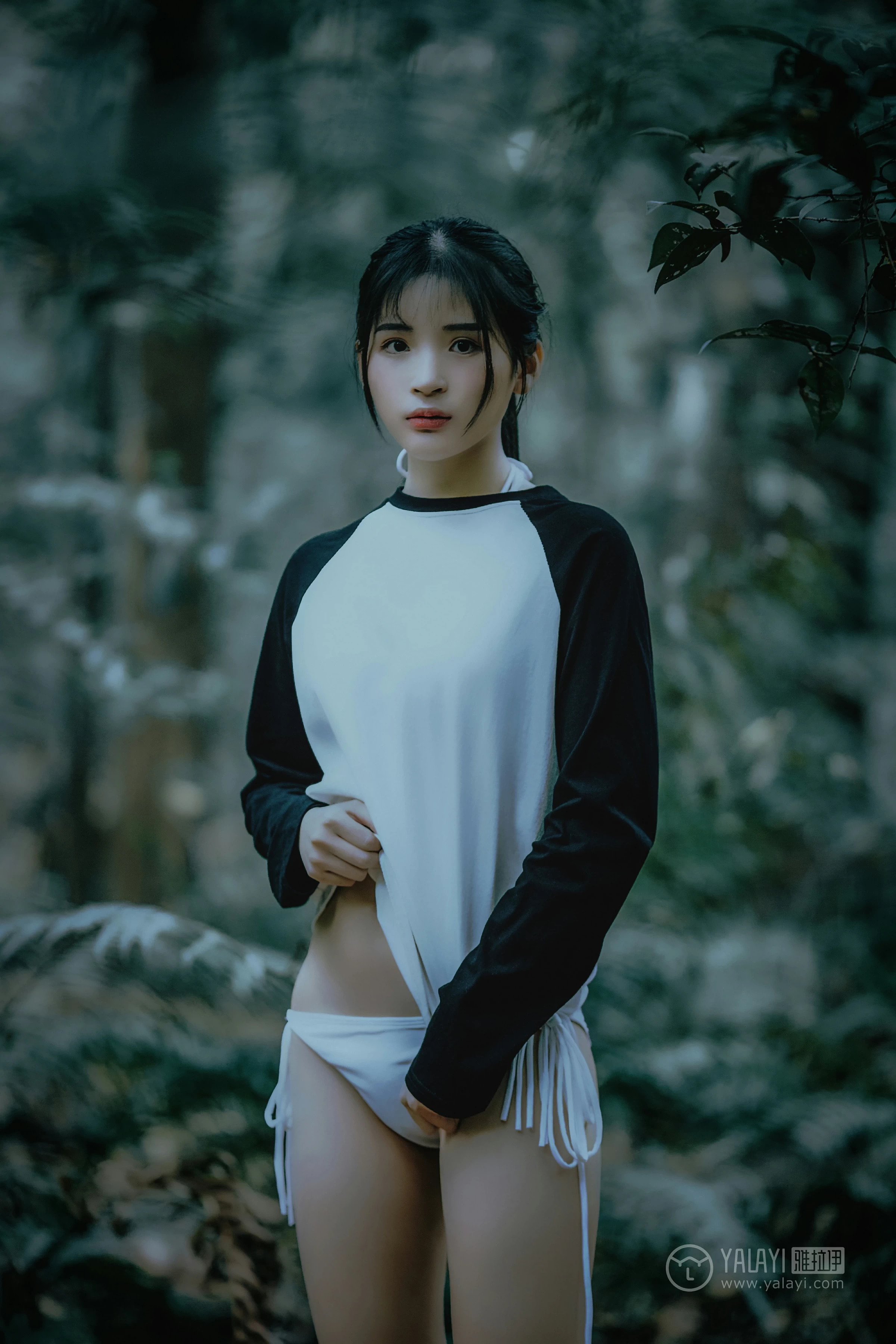 [YALAYI雅拉伊]No.183 深山漫步少女 阿惜 黑色外套与短袖加白色情趣内衣性感私房写真集第9张