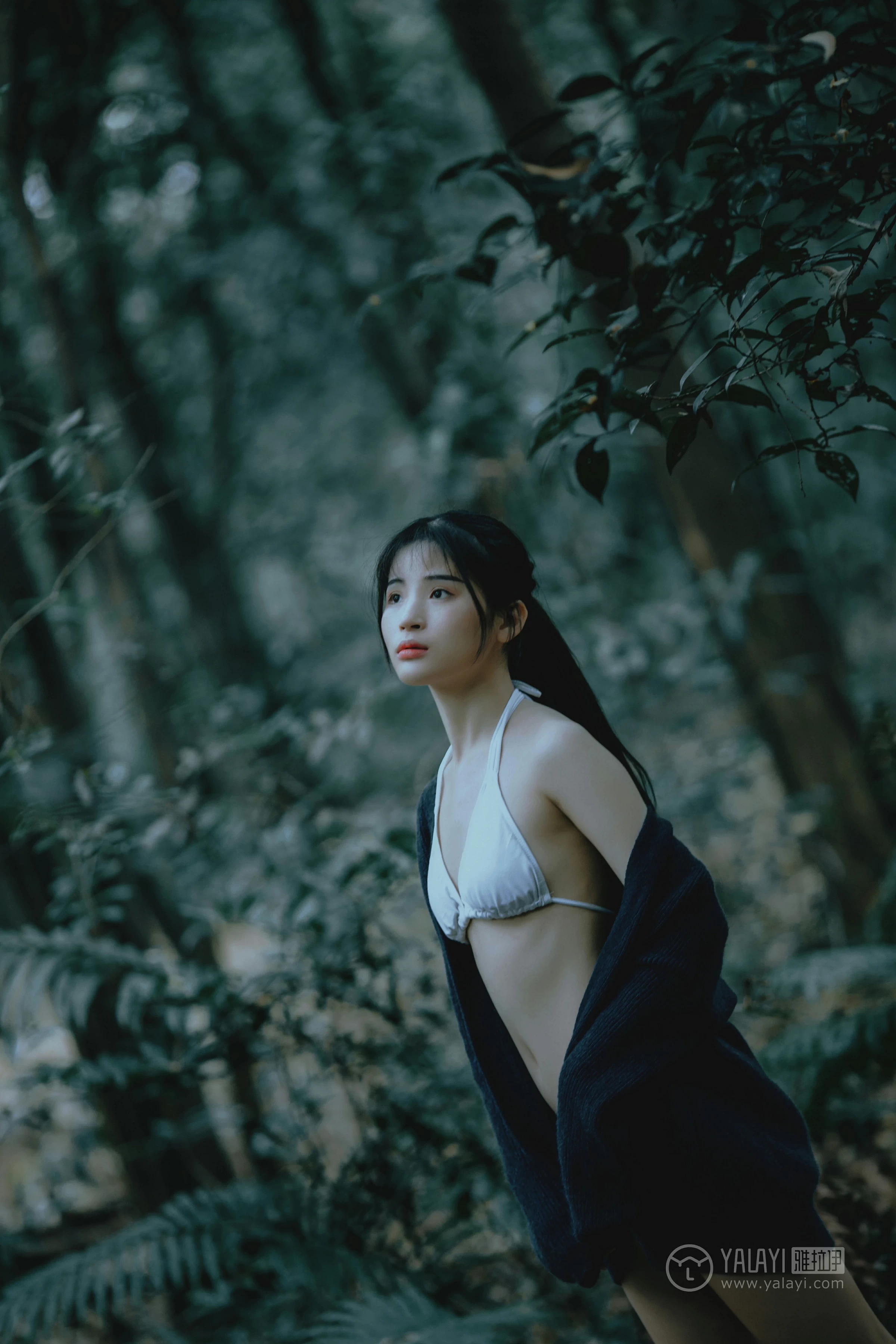 [YALAYI雅拉伊]No.183 深山漫步少女 阿惜 黑色外套与短袖加白色情趣内衣性感私房写真集第12张