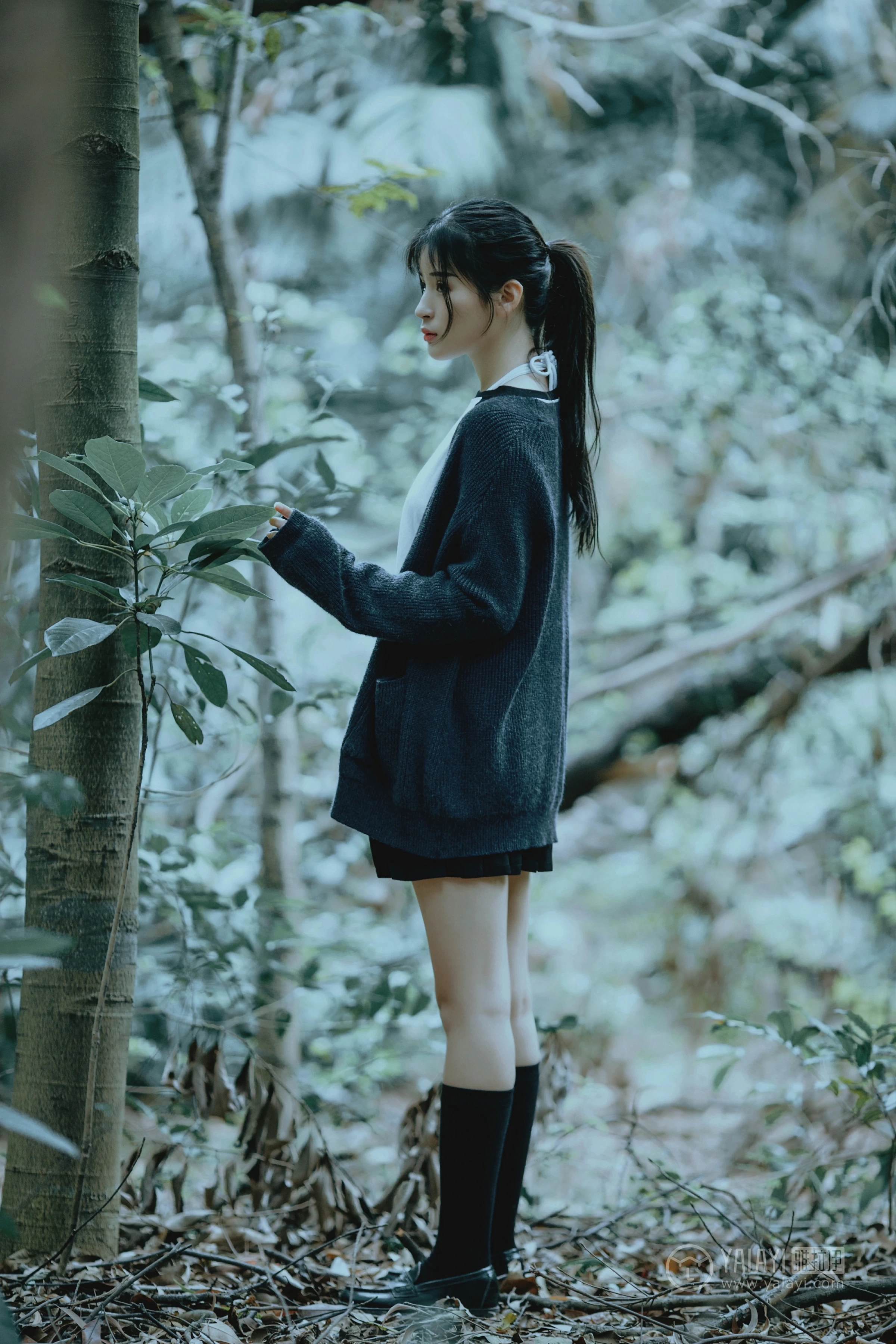 [YALAYI雅拉伊]No.183 深山漫步少女 阿惜 黑色外套与短袖加白色情趣内衣性感私房写真集第5张