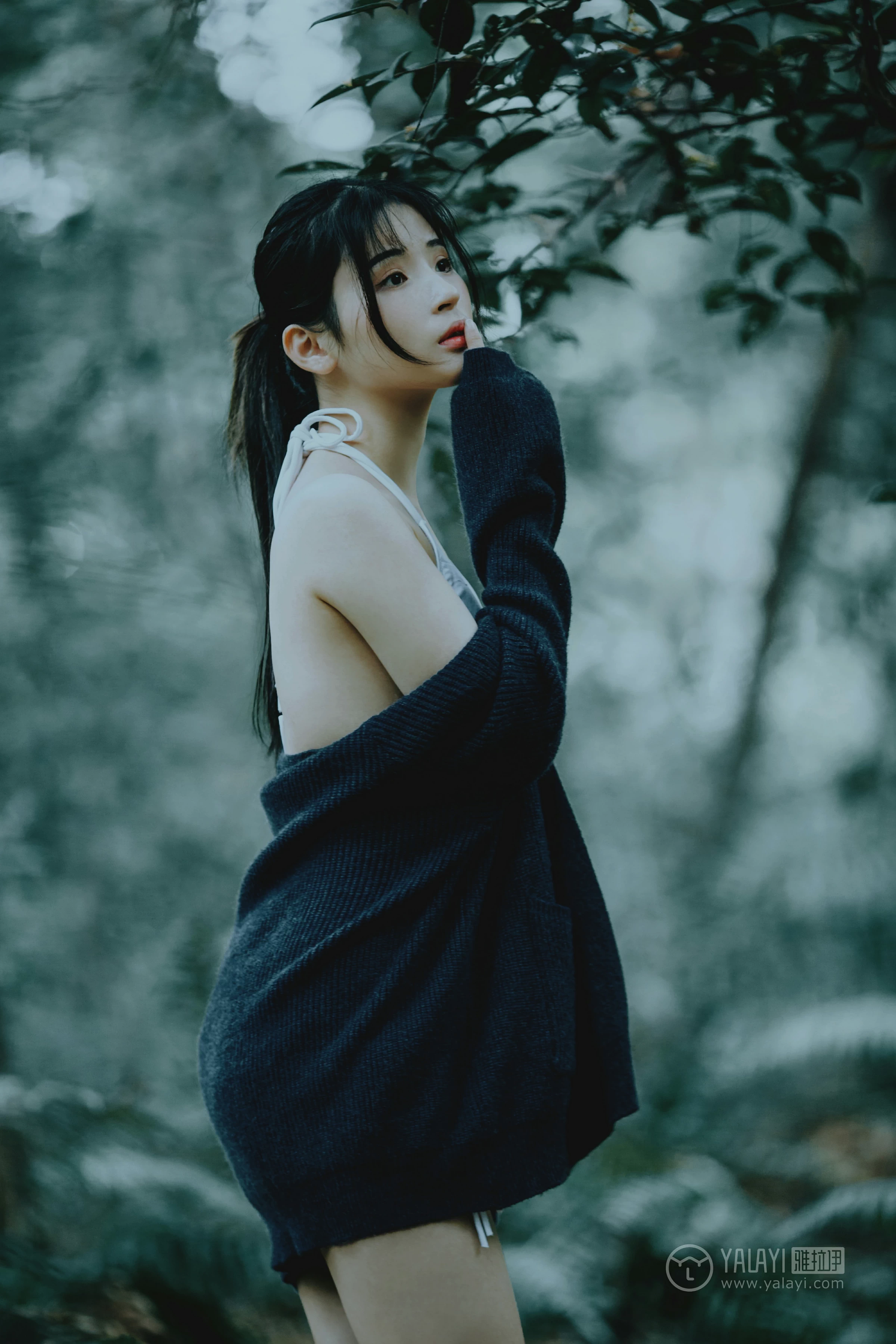 [YALAYI雅拉伊]No.183 深山漫步少女 阿惜 黑色外套与短袖加白色情趣内衣性感私房写真集第16张
