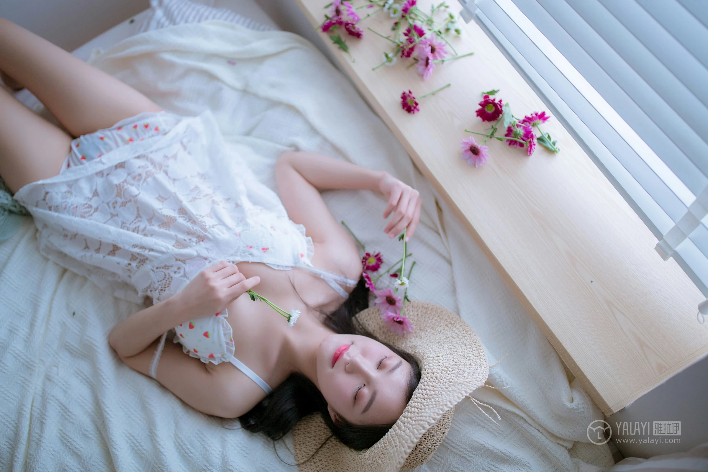 [YALAYI雅拉伊]No.185 你是我手里那束花 仙女不会灰 白色镂空睡衣加透视情趣内衣性感私房写真集第10张