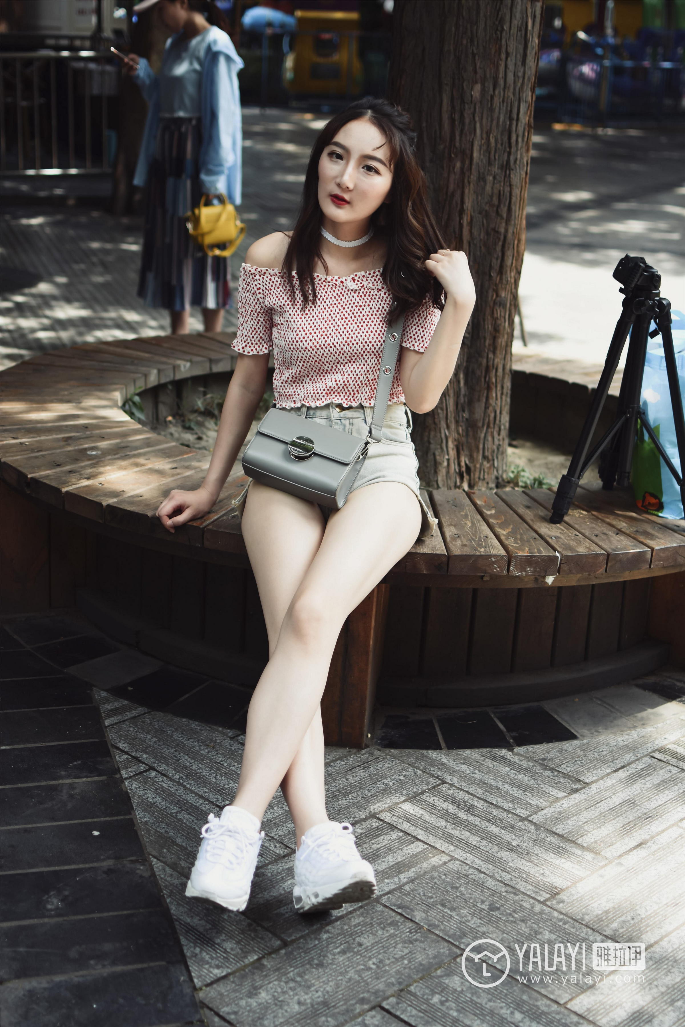 [YALAYI雅拉伊]NO.006 乐园女孩叶肖肖 抹胸短袖加性感短裤私房写真集第6张