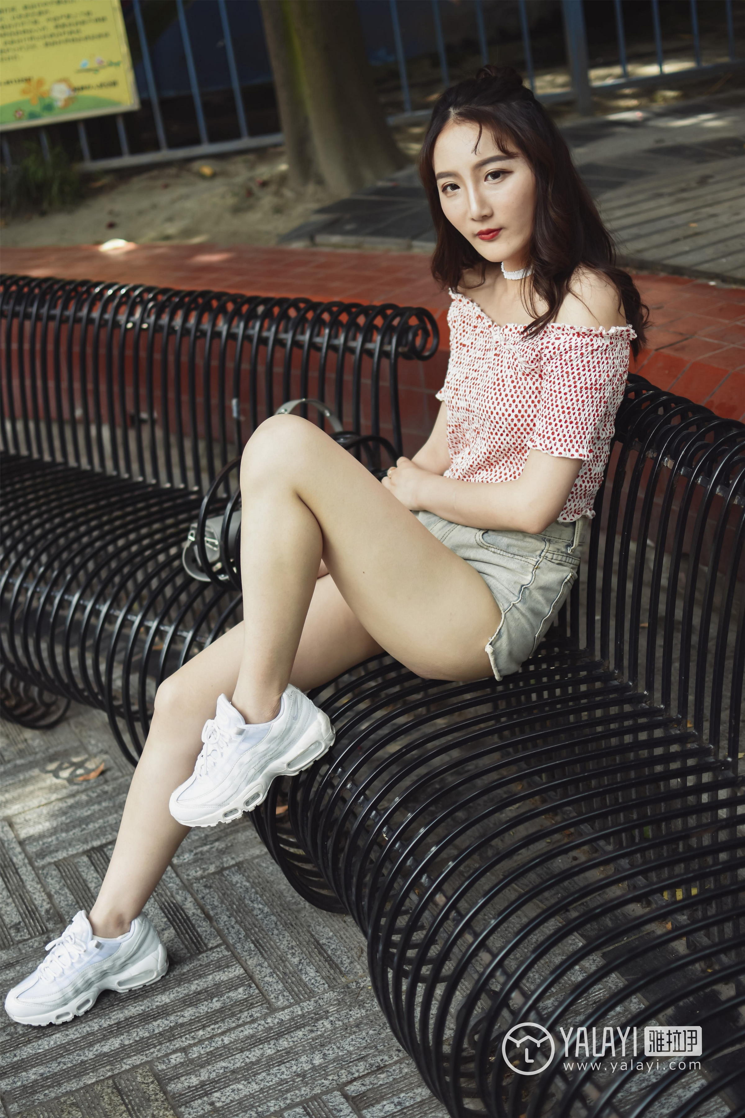 [YALAYI雅拉伊]NO.006 乐园女孩叶肖肖 抹胸短袖加性感短裤私房写真集第9张