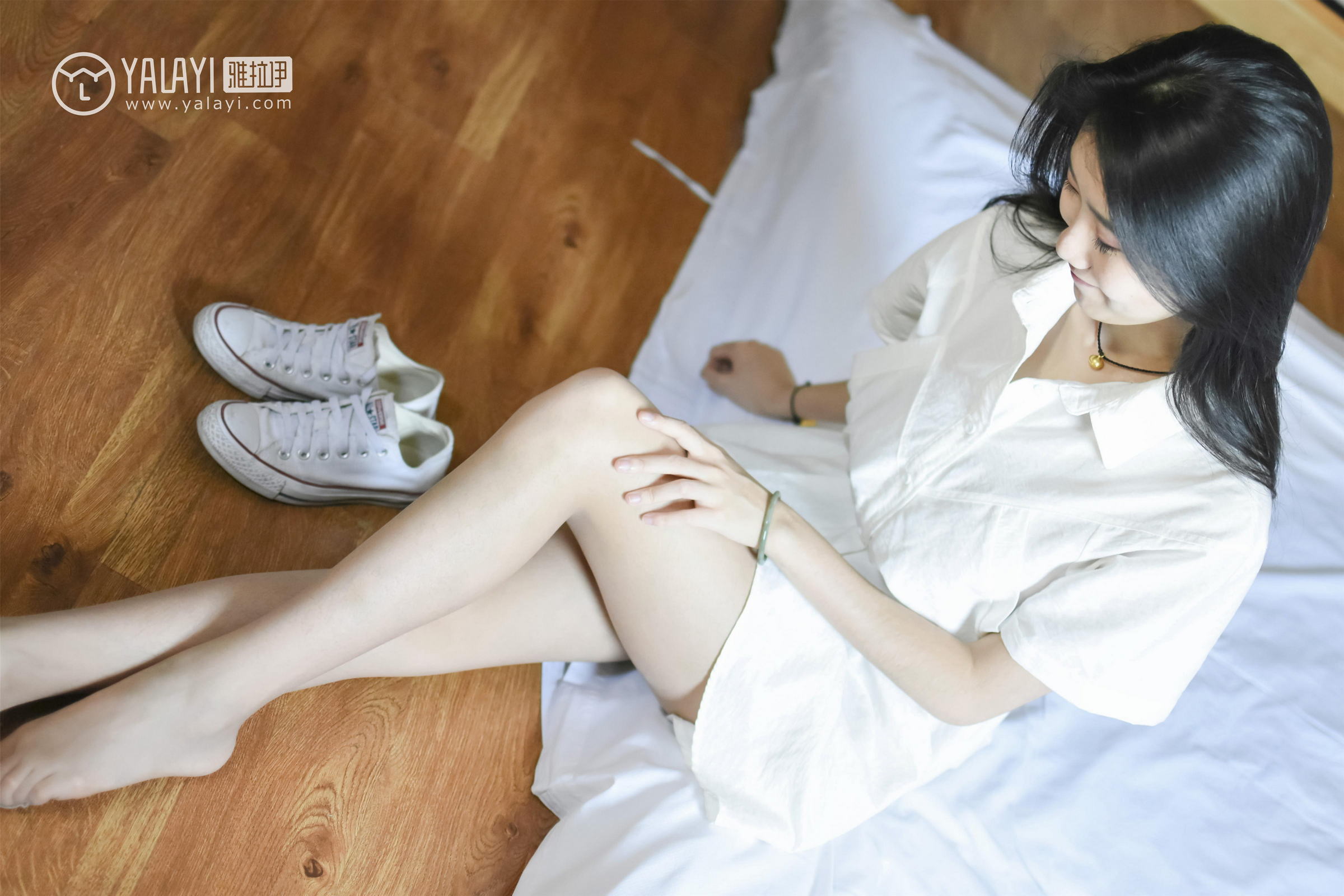 [YALAYI雅拉伊]NO.009 小珂日常 林小珂 白色连衣裙加美腿玉足性感私房写真集第6张