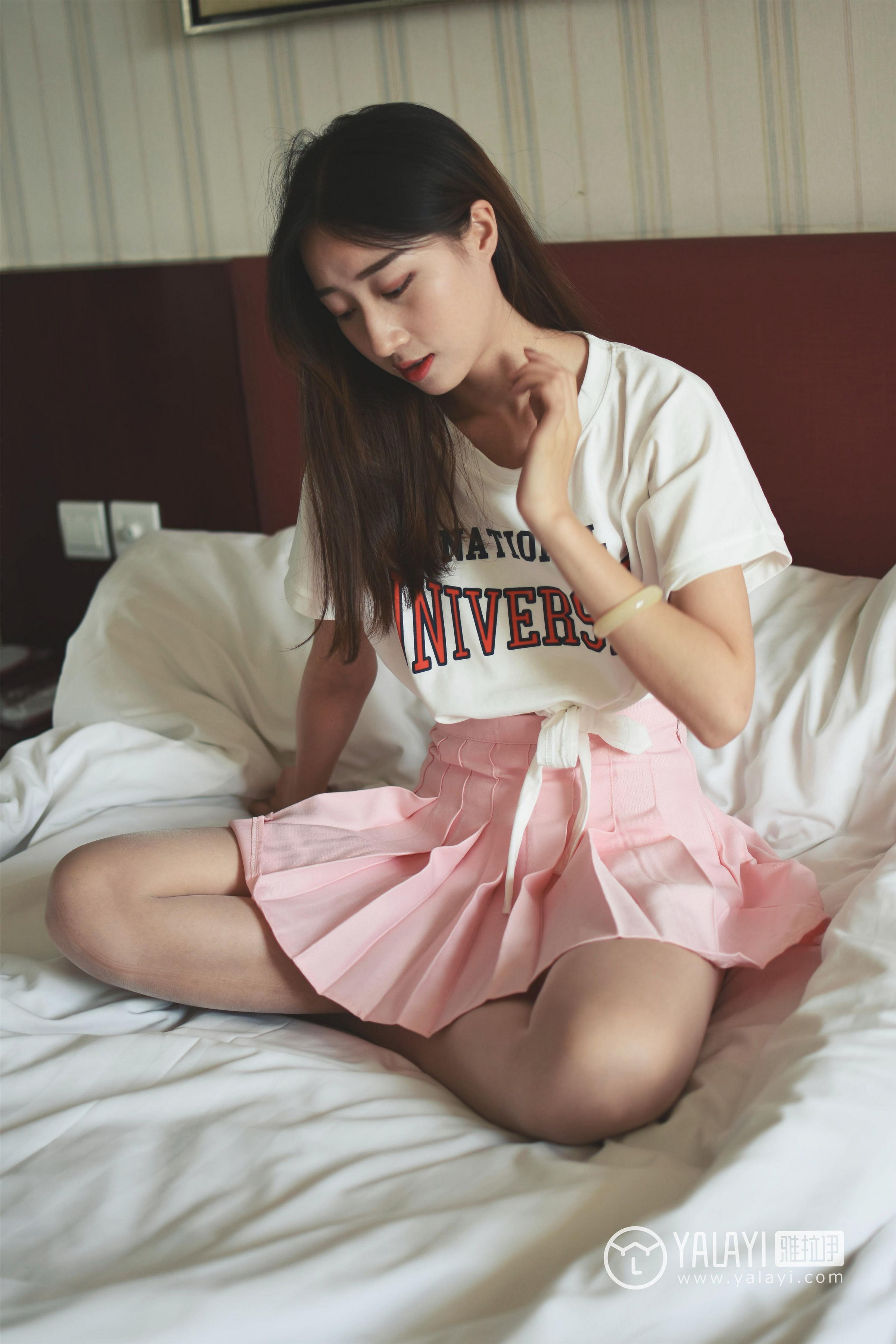 [YALAYI雅拉伊]NO.010 可爱啦啦队服 木晓雨 白色短袖与粉色短裙加肉色丝袜美腿性感私房写真集第6张