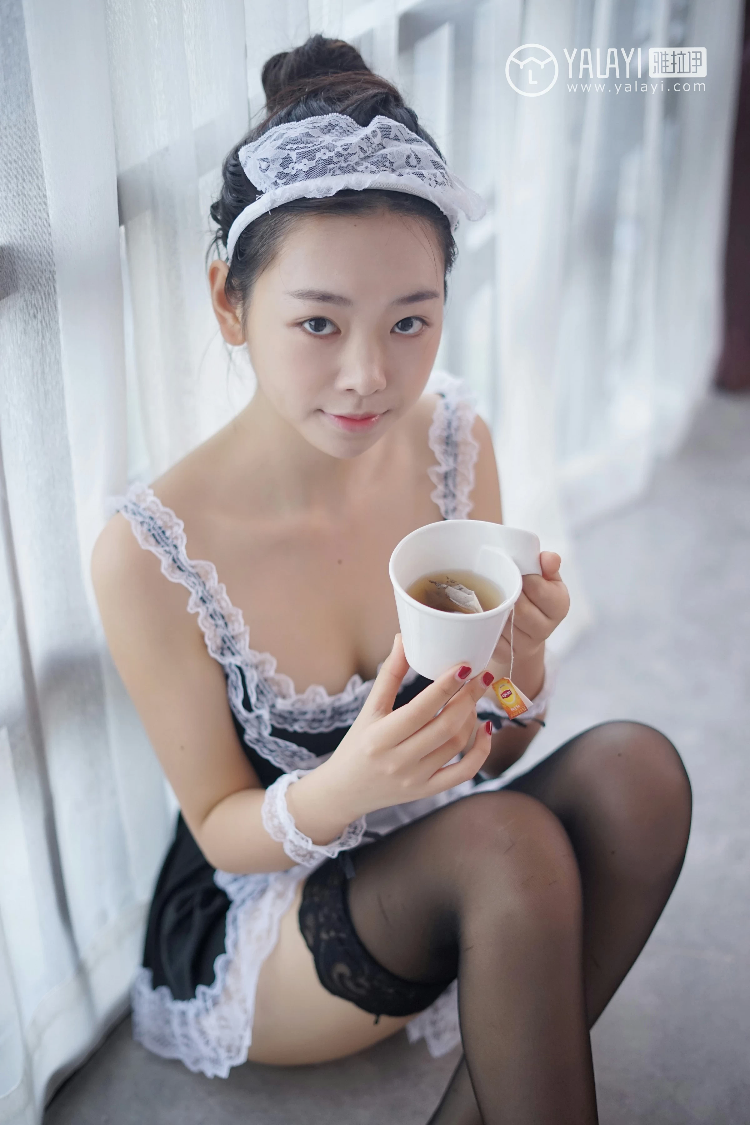 [YALAYI雅拉伊]NO.021 少女女仆 严冰冰 性感制服与黑色透视情趣内衣裙私房写真集第4张