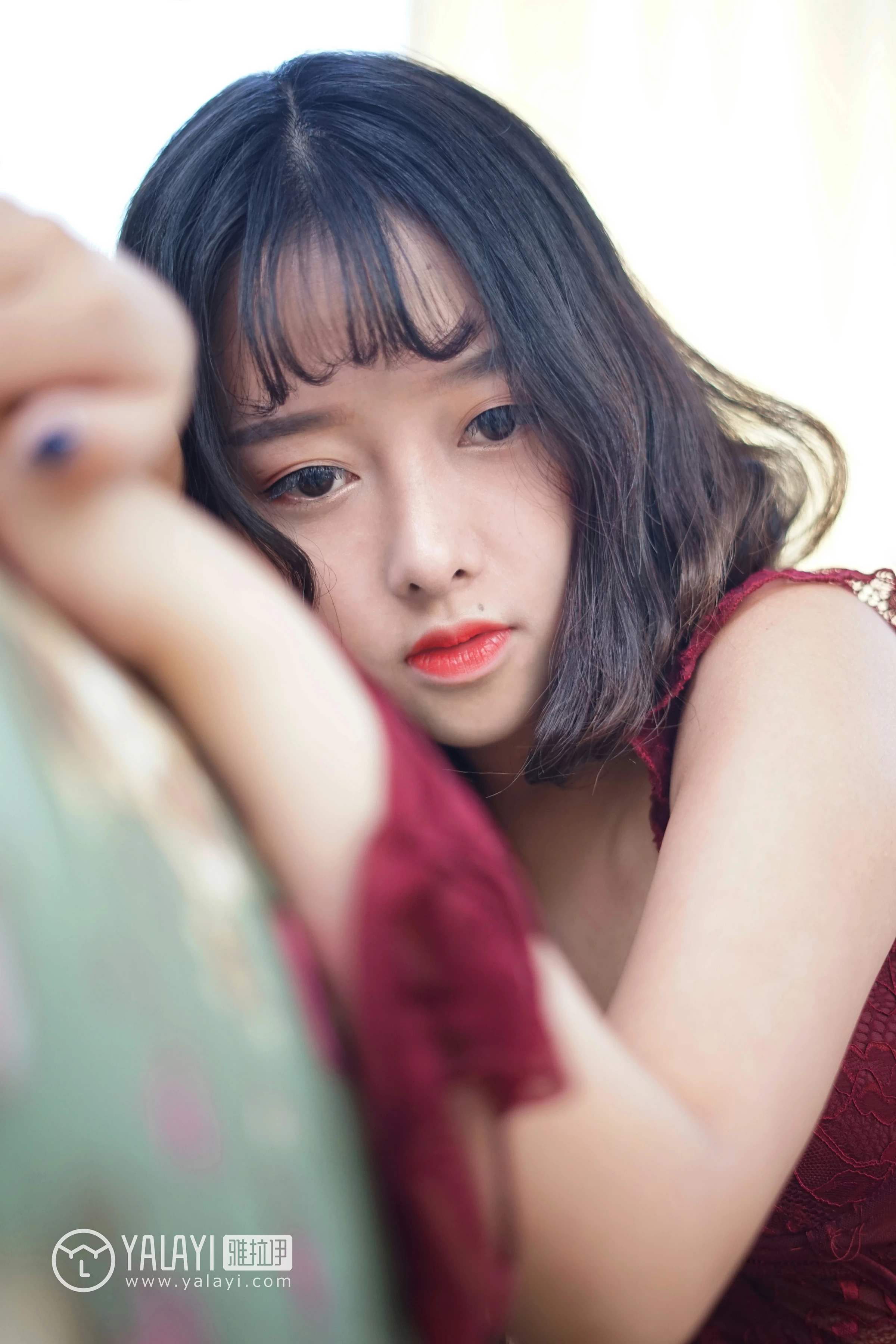 [YALAYI雅拉伊]NO.025 醉在红酒杯里 王小淼 红色蕾丝塑身内衣与红色浴袍性感私房写真集第5张