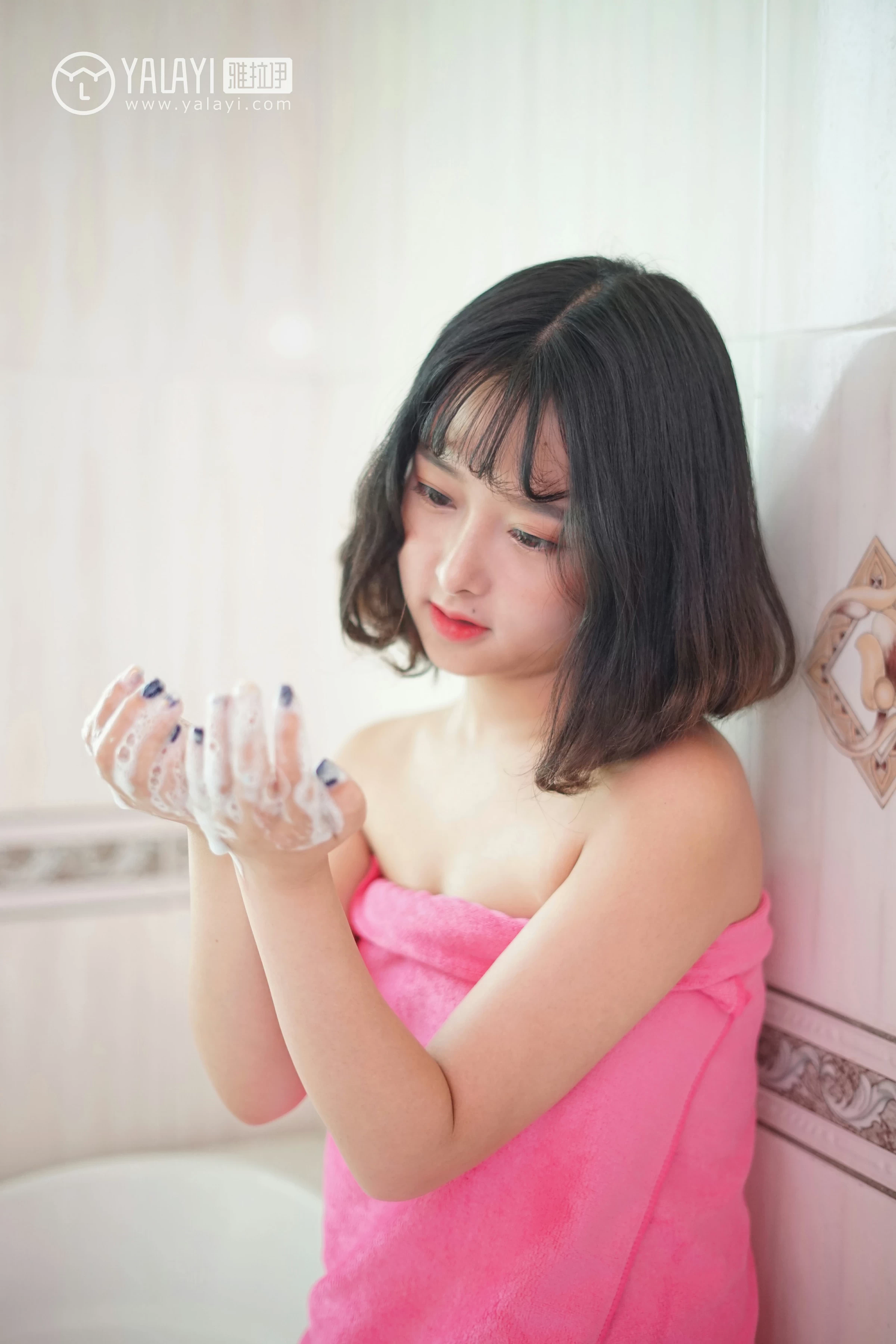 [YALAYI雅拉伊]NO.025 醉在红酒杯里 王小淼 红色蕾丝塑身内衣与红色浴袍性感私房写真集第10张