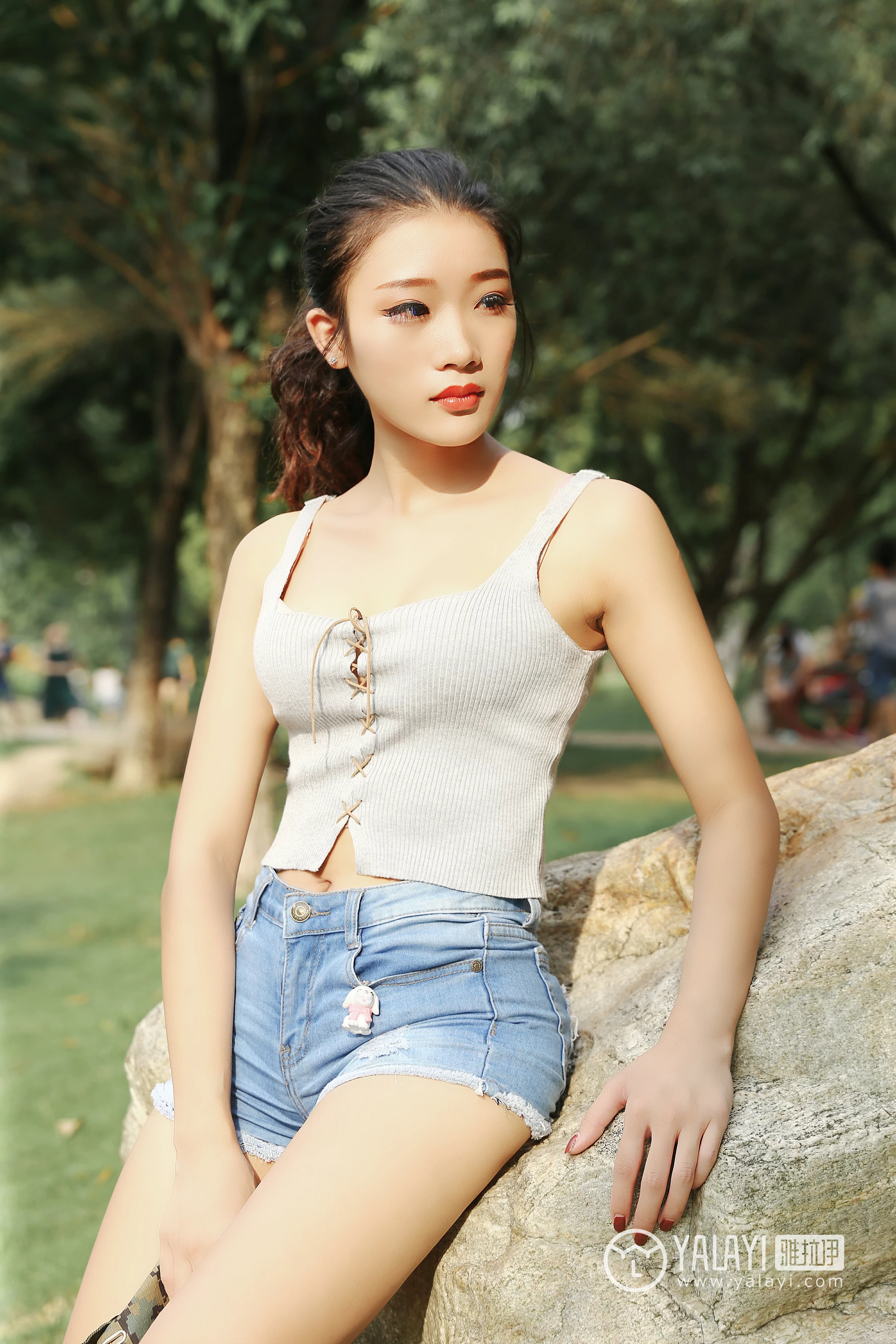 [YALAYI雅拉伊]NO.026 花儿少女 兔洱 白色背心加牛仔热裤性感私房写真集第8张