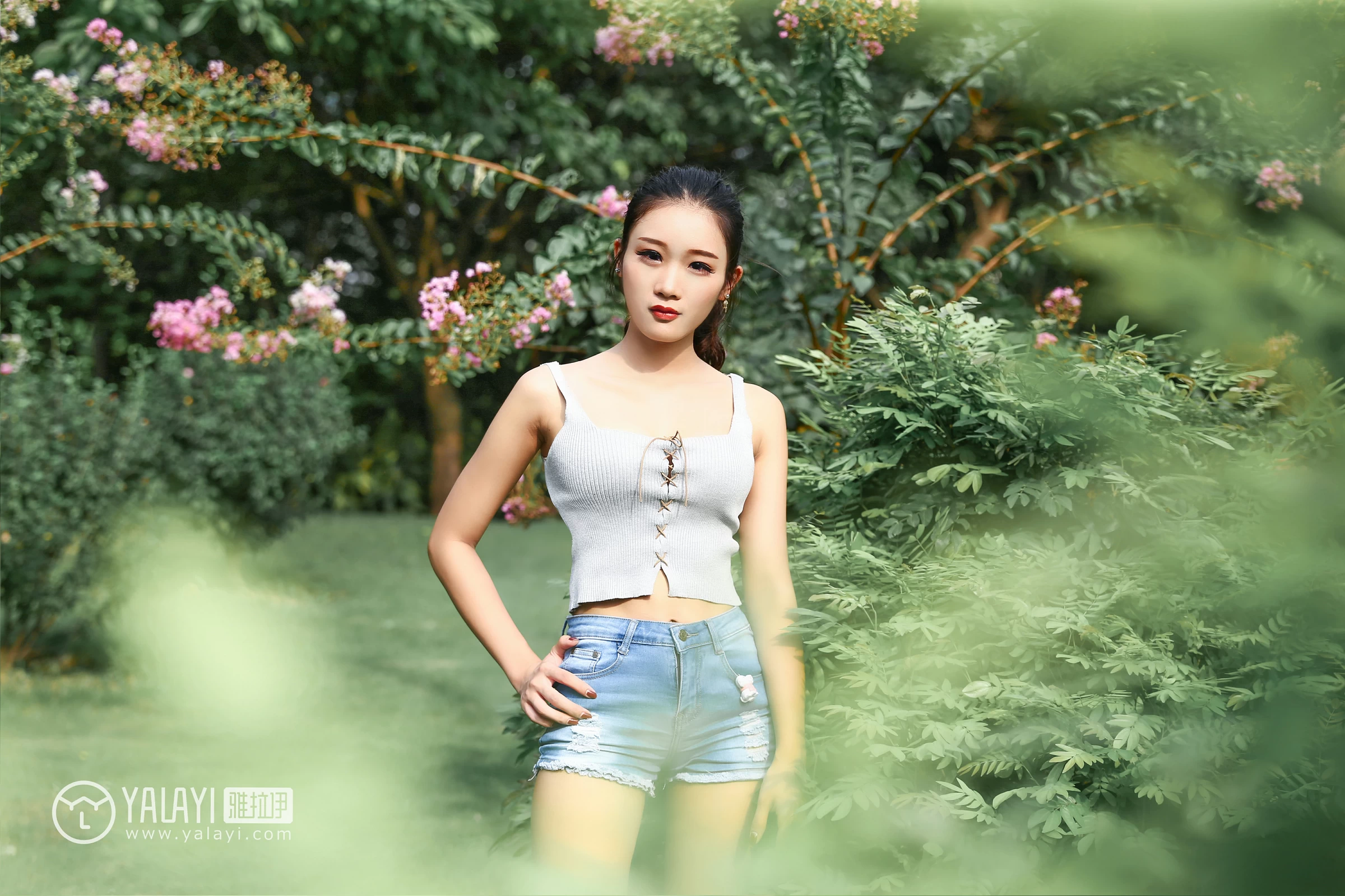 [YALAYI雅拉伊]NO.026 花儿少女 兔洱 白色背心加牛仔热裤性感私房写真集第13张