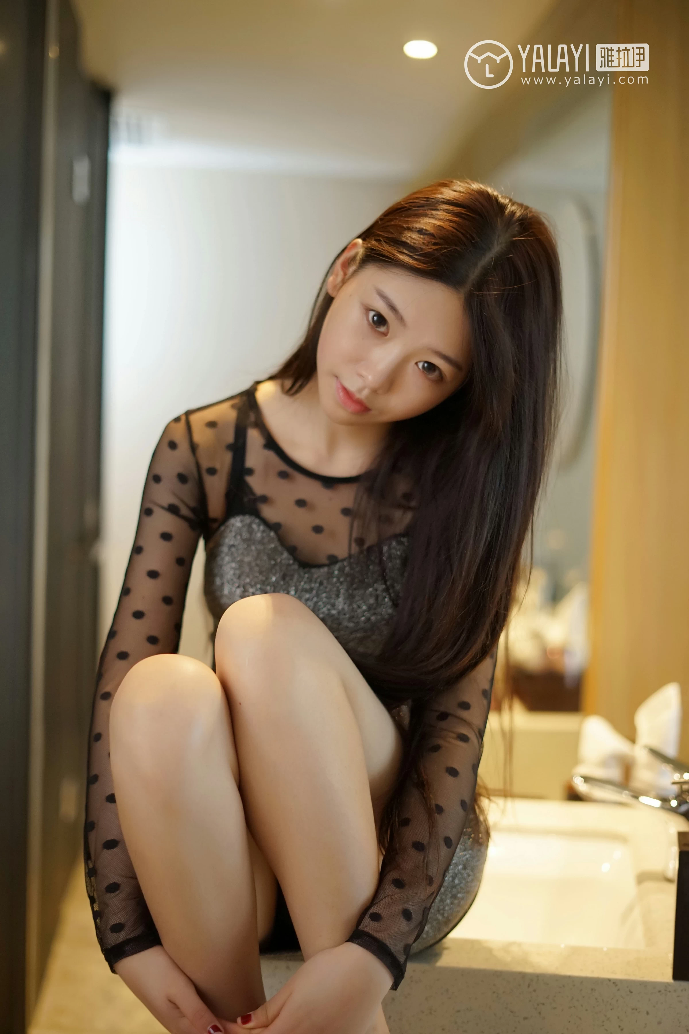 [YALAYI雅拉伊]NO.018 水嫩红颜 严冰冰 黑色透视连衣裙加黑色蕾丝内衣性感私房写真集第2张