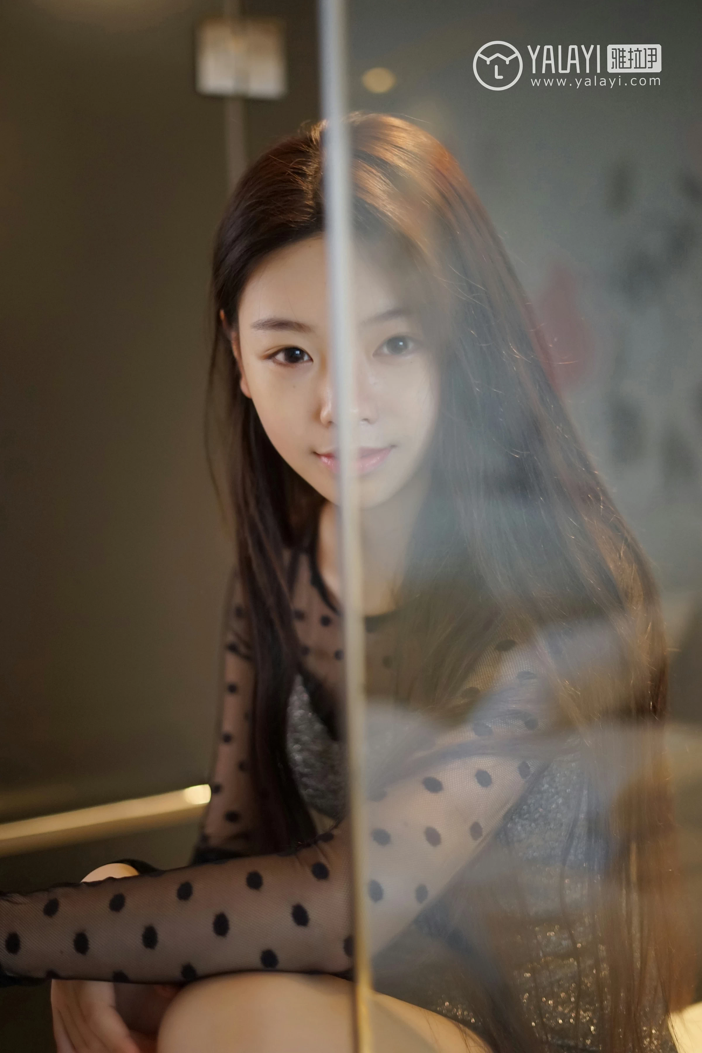 [YALAYI雅拉伊]NO.018 水嫩红颜 严冰冰 黑色透视连衣裙加黑色蕾丝内衣性感私房写真集第2张